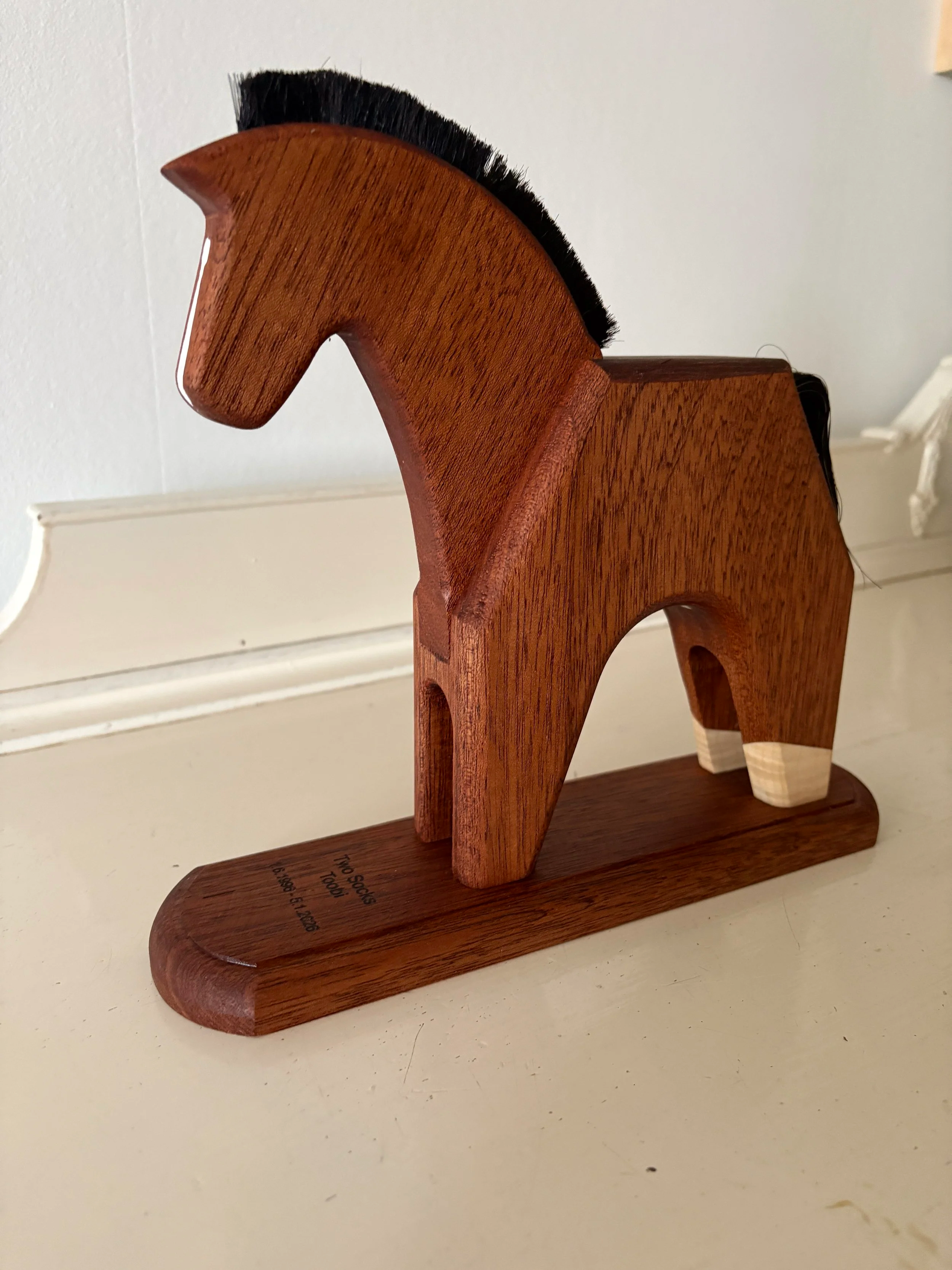 Stor træhest i mahogni, sokkel, brændte datoer og navn, stritman, sokker, hale