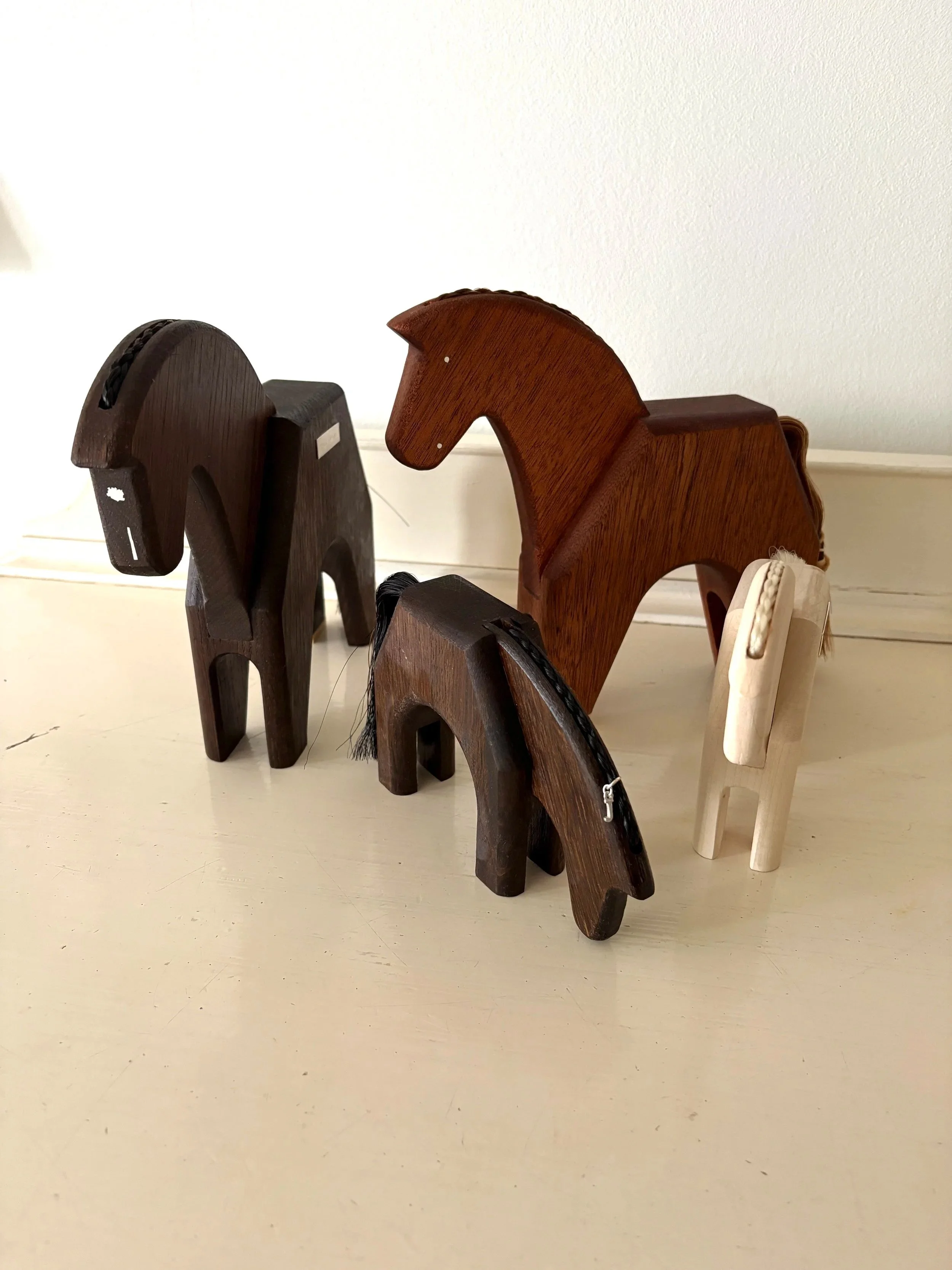 To store træheste I røget eg og mahogni, lille græsende træhest i røget eg, lille træhest i ahorn, håndlavede initialer i sølv, graveret navneplade i sølv, specielle aftegninger