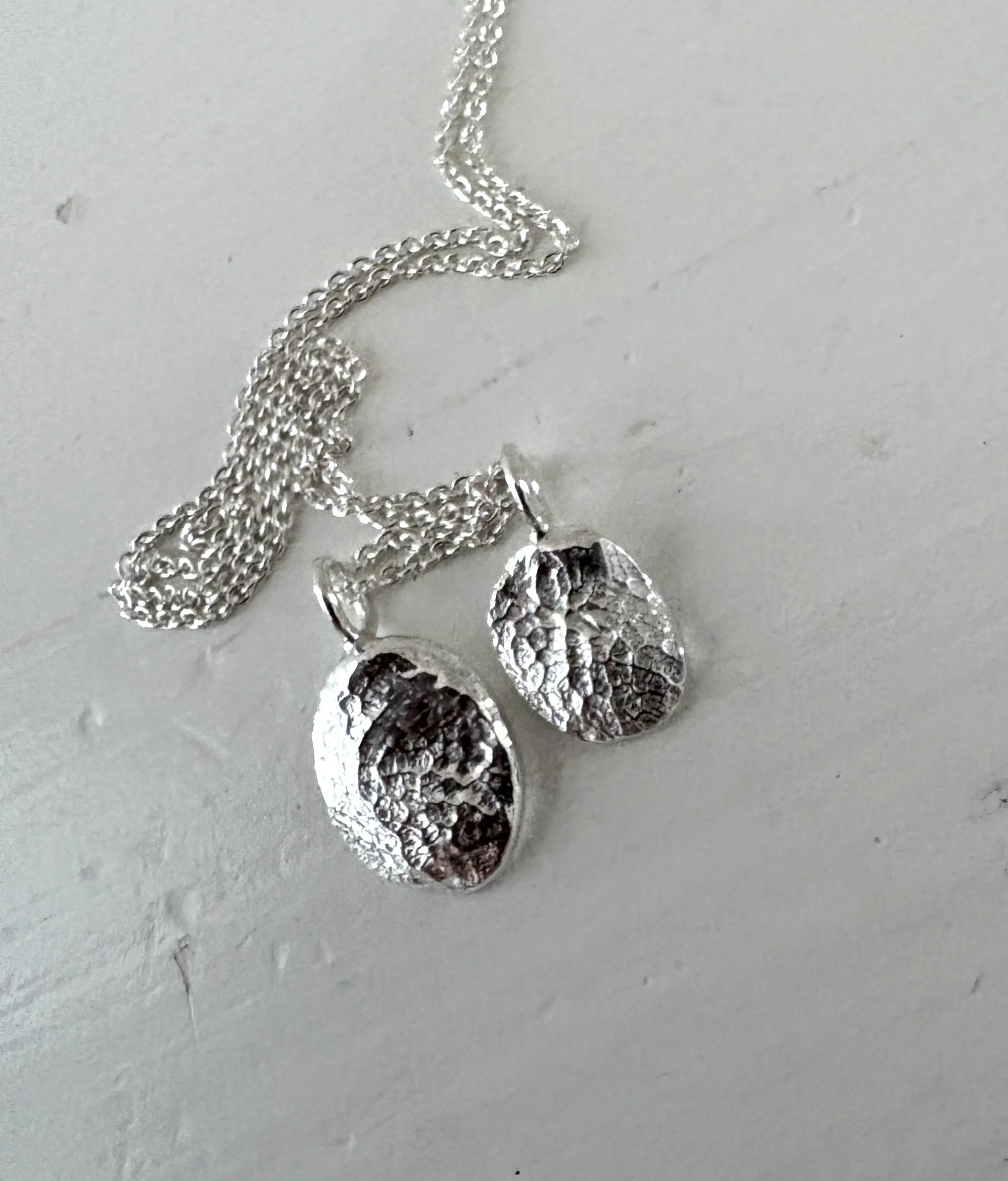 Aftryk laves af: snuder, muler, fingre, poter, næb og fjer i sølv eller sølv forgyldt med 14 karat guld. 