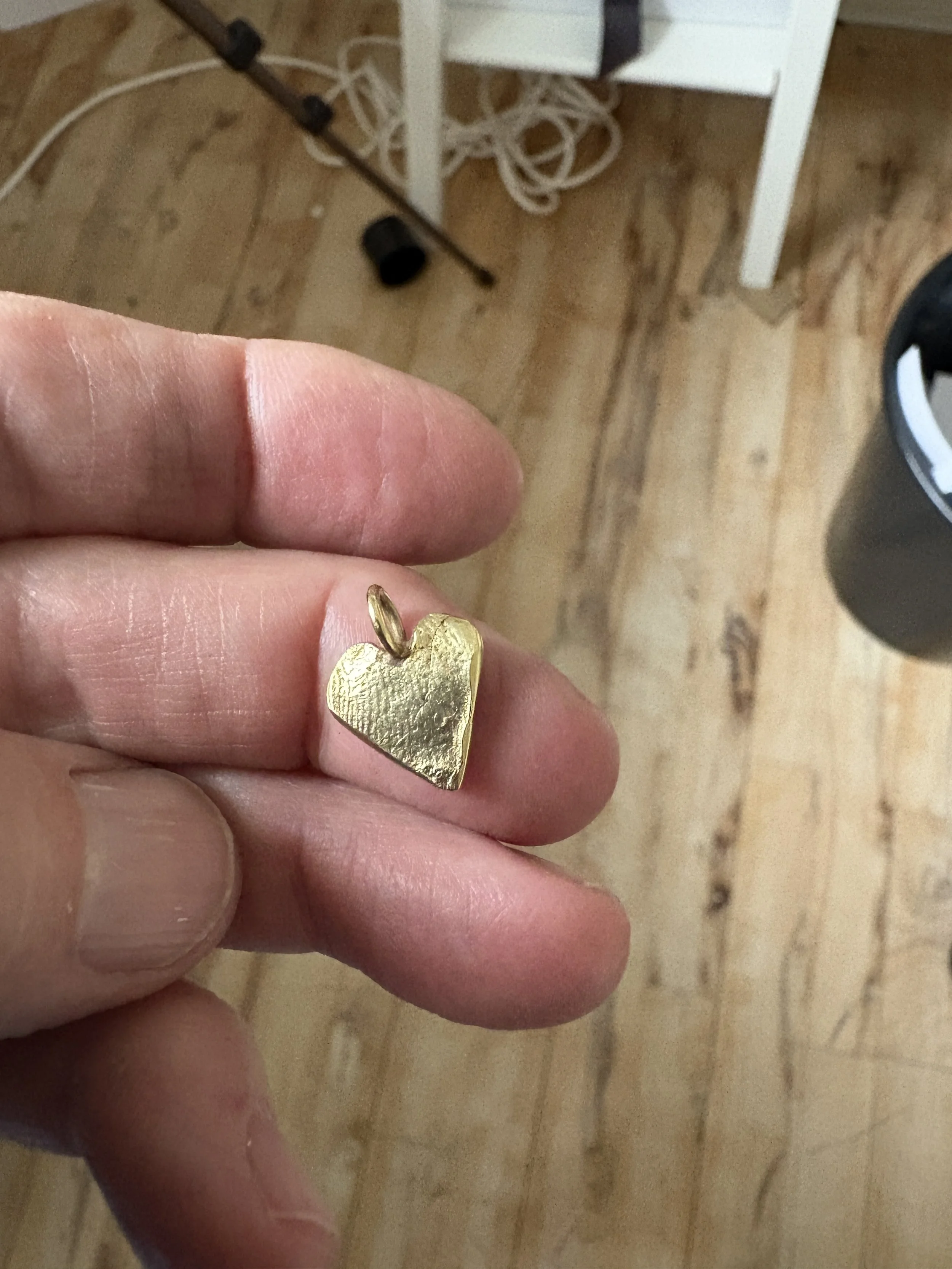3 Håndsmedet forgyldt sølvhjerte med ophæng og fingeraftryk. Pris 1000,- forgyldning plus 200,-