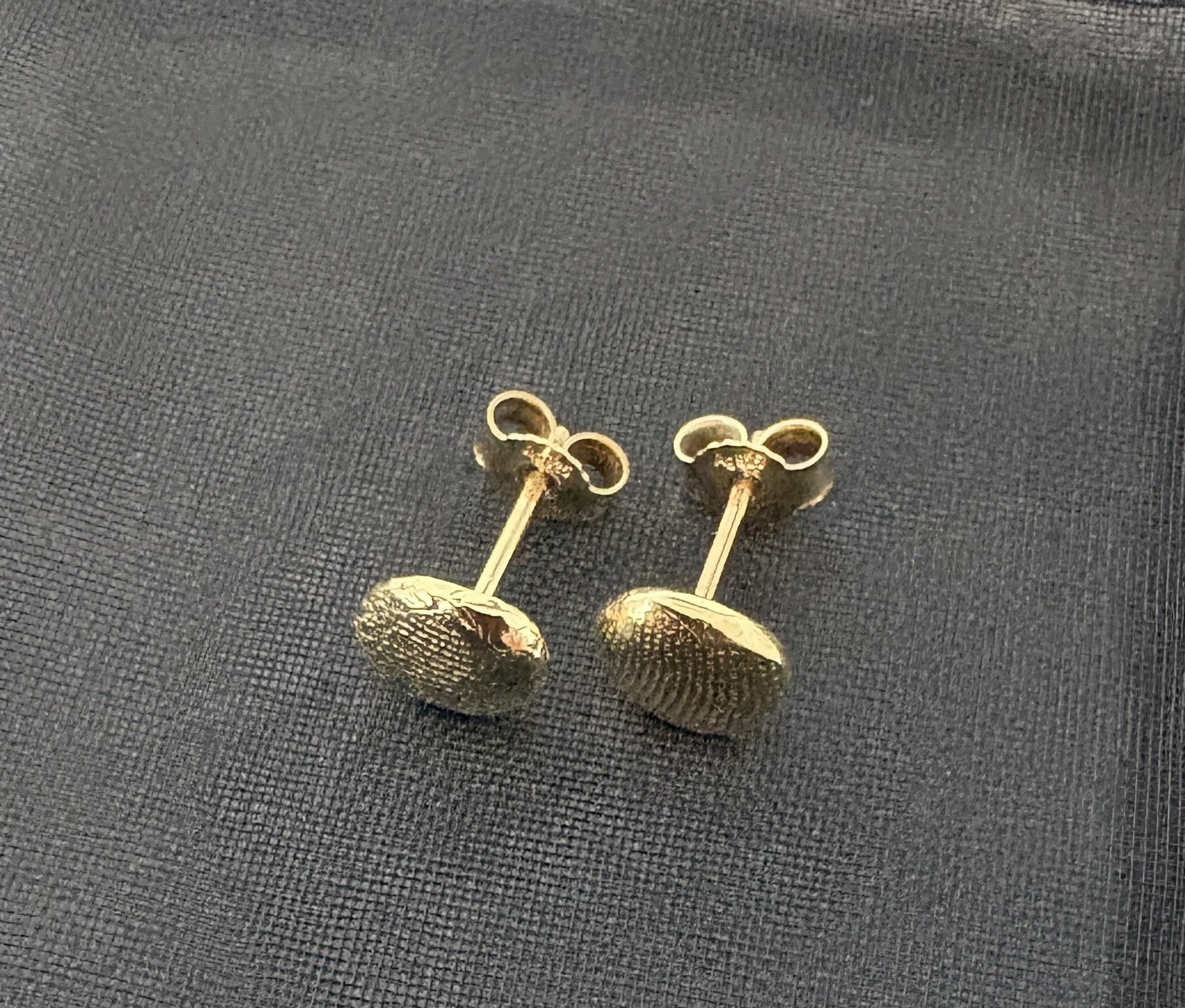 5 Håndsmedede sølvørestikker forgyldt med 14 karat guld, diameter ca. 8-9mm. Pris 800,-