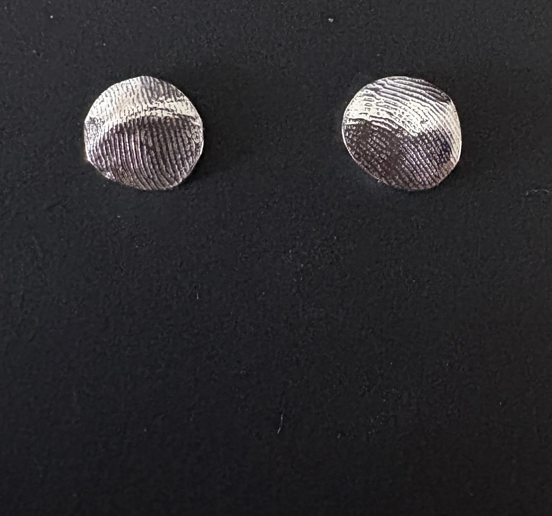 5 Håndsmedede sølvørestikker med fingeraftryk- forgyldt med 14 karat guld. Diameter ca. 8-9mm. Pris 700,-