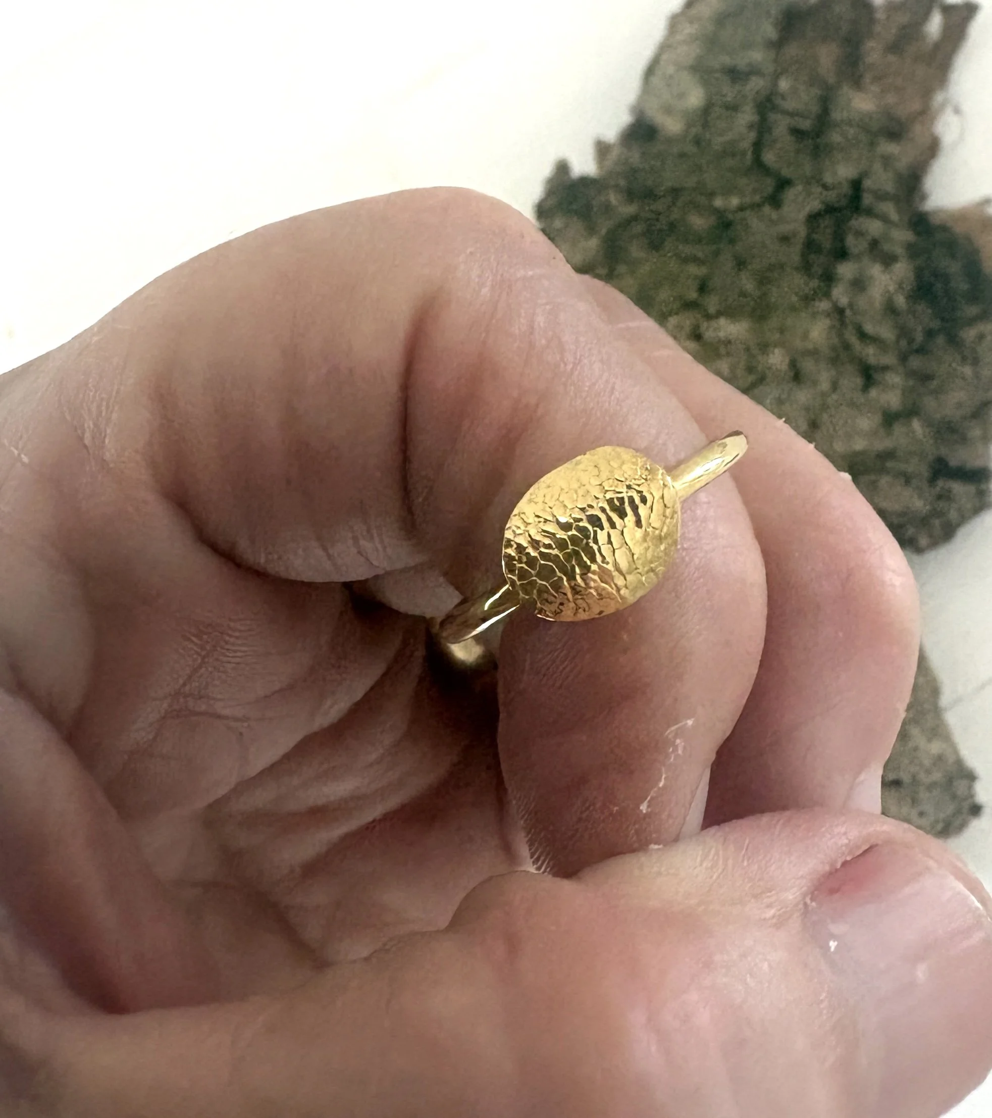 7 Sølvring forgyldt med 14 karat guld med aftryk af hundesnude. Ringtykkelse 1,5mm. Pladen måler ca. 10x8 mm.
Pris1500,-