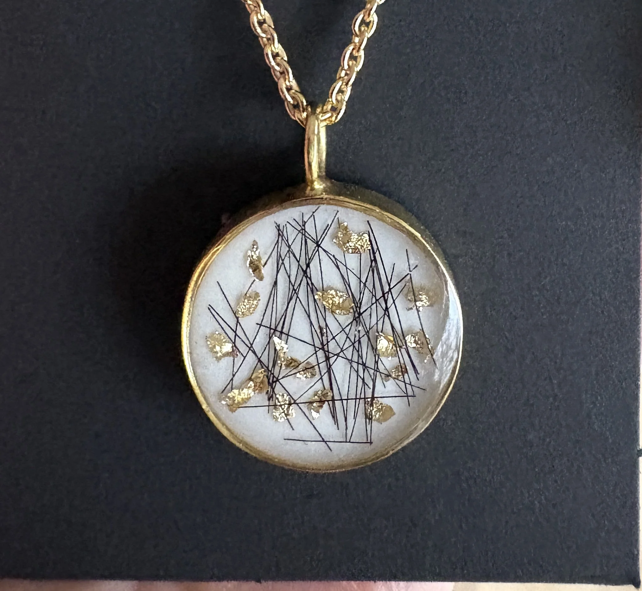 1.A Håndsmedet sølvvedhæng ca. 20 mm. i diameter- forgyldt med 14 karat guld-  indstøbte hestehår og bladguld. Pris 1200,- uden kæde. Kæde 42 eller 45 cm. 300,-