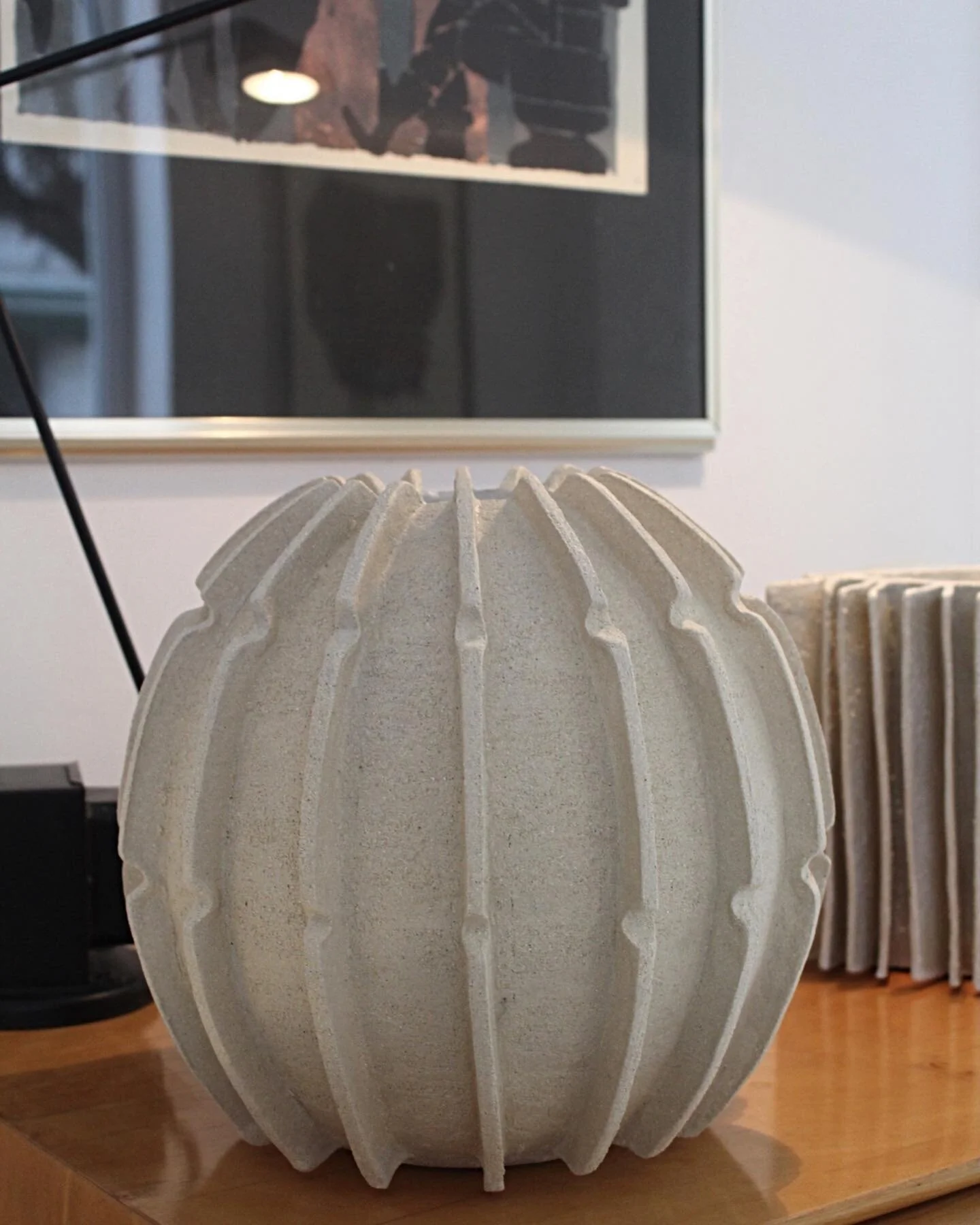 Mes derni&egrave;res pi&egrave;ces sont d&eacute;sormais expos&eacute;es chez @zonetrente &agrave; Ixelles.
.
.
.
#clay #ceramic #sculpture #contemporaryceramic #ceramiquecontemporaine #clayartist
#zonetrente #brussels #ixelles