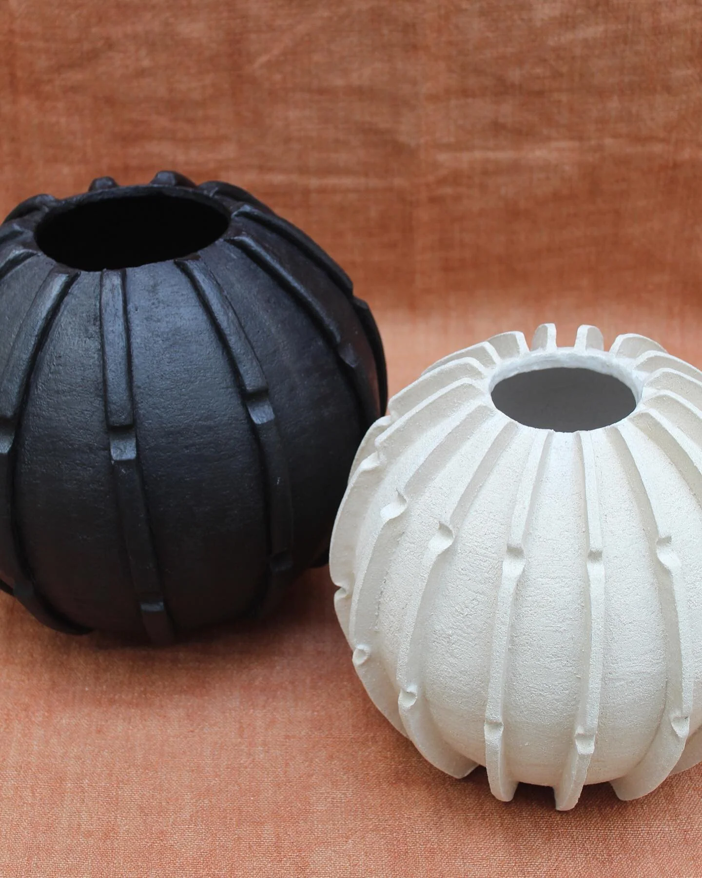 Sculptures en gr&egrave;s. 
El Hierro est en vente &agrave; Brussels chez @zone_trente 
et Lanzarote sera bient&ocirc;t disponible sur le site d&rsquo;une nouvelle galerie en ligne. Plus d&rsquo;infos tr&egrave;s bient&ocirc;t ! 
.
.
.
#clay #ceramic