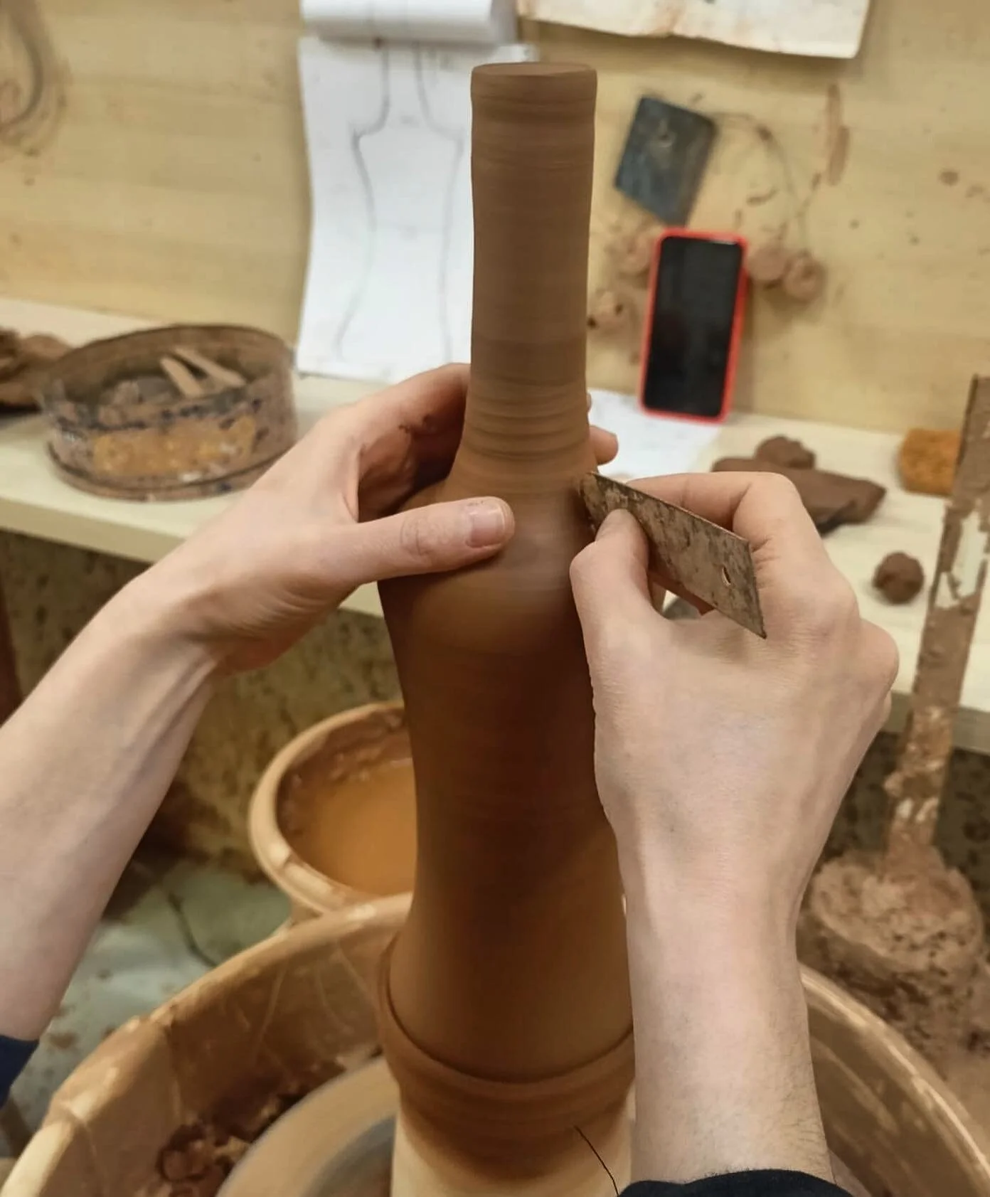 Dans l&rsquo;atelier de @maurane.closier 
Apprentissage d&rsquo;une nouvelle logique de tournage. 
.
.
.
#clay #ceramic #sculpture #contemporaryceramic #ceramiquecontemporaine #clayartist