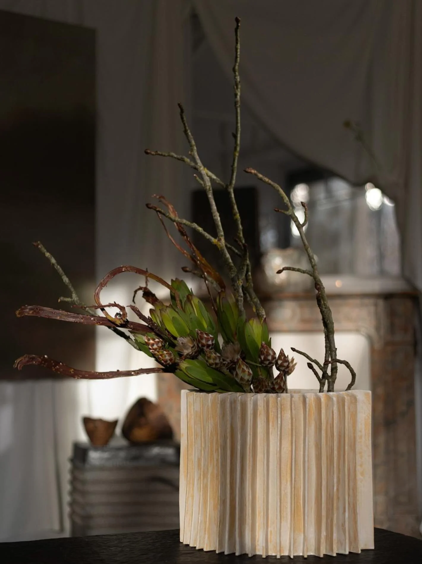 Vase Palais Royal
Composition florale @ninasaccani 
Photo @marionsaupin 

.
Murmure se termine aujourd&rsquo;hui &agrave; 18h
C&rsquo;est un honneur d&rsquo;avoir particip&eacute; &agrave; cette belle exposition collective.
Magie des Jardins du Palai