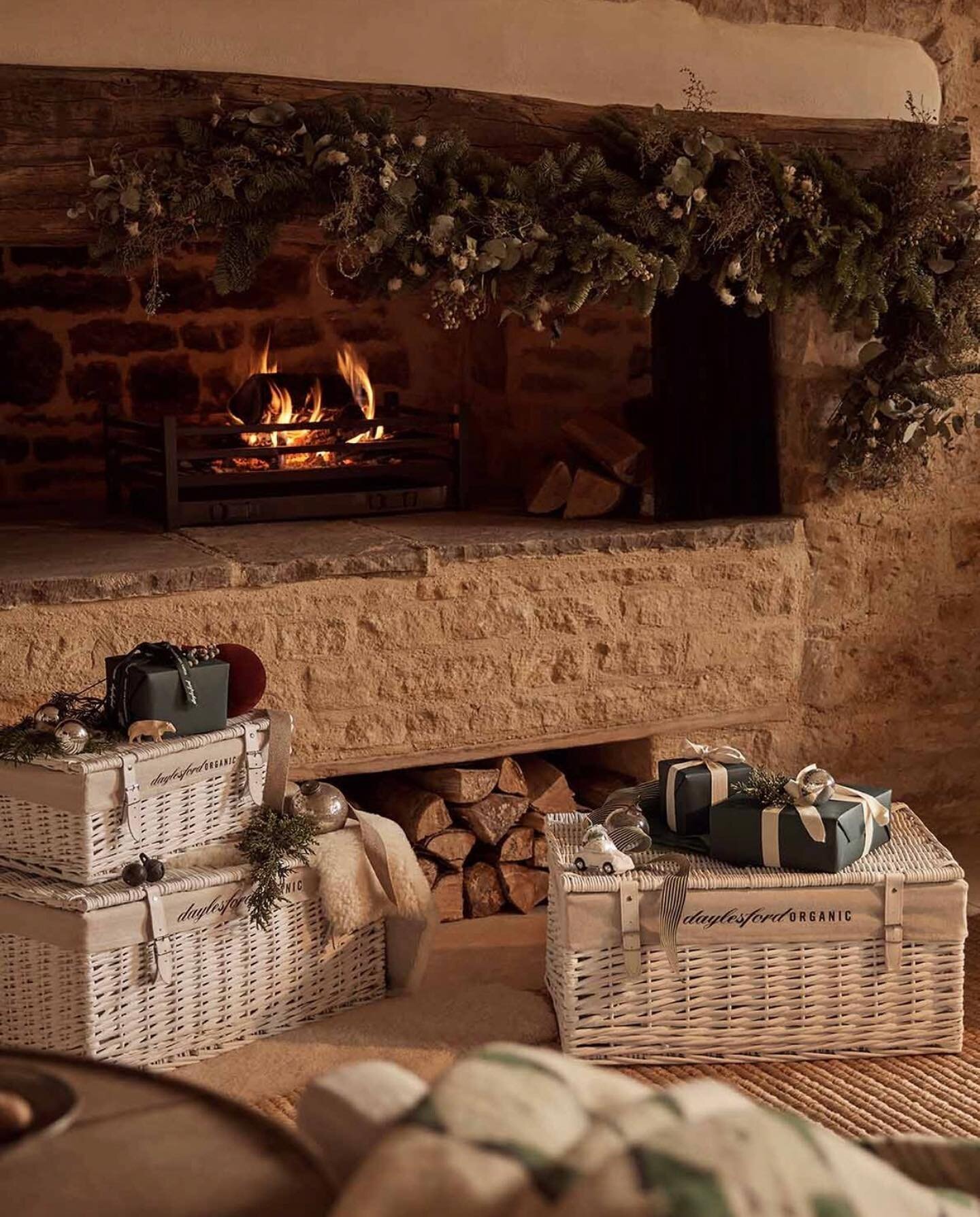 Who is lucky enough to be getting a treat from Daylesford this Christmas?  Just a stones throw from our cottage; The Dovecote. Enjoy! 🤍

@daylesfordfarm 

#englishvillage #englishvillages #cotswolds #thecotswolds #interiorshop #cotswoldslife #cotswo