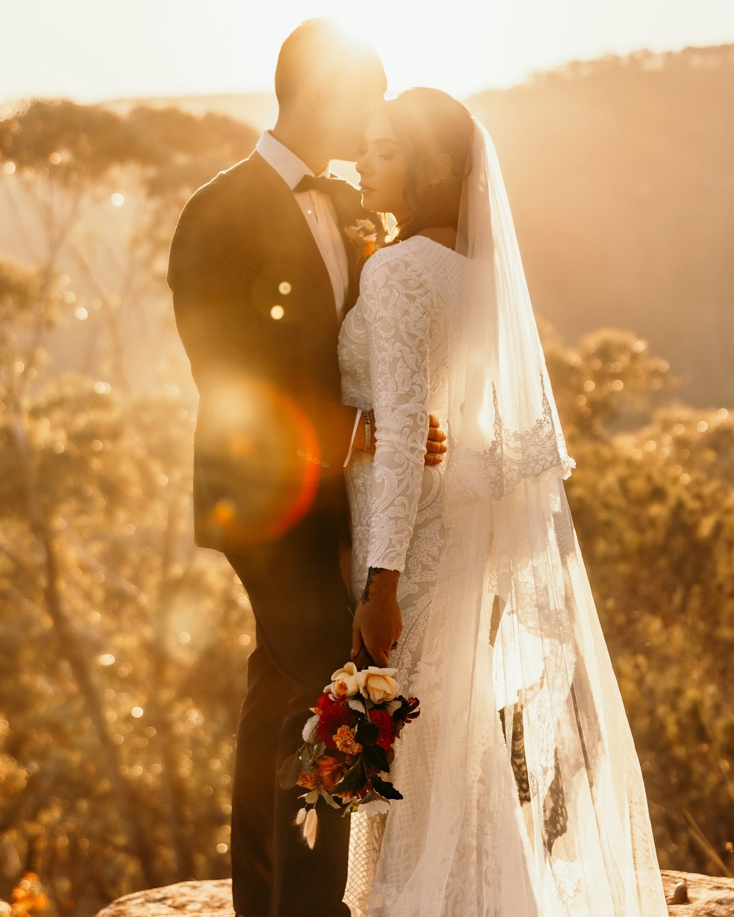 ✨ ON THE BLOG: Why Every Couple Needs &lsquo;Golden Hour&rsquo; Photos on Their Wedding Day ✨ 
Golden hour at sunset bathes your wedding in warm, soft light, adding a magical glow to your photos. 🌅 Take a moment to pause and soak in your day with th