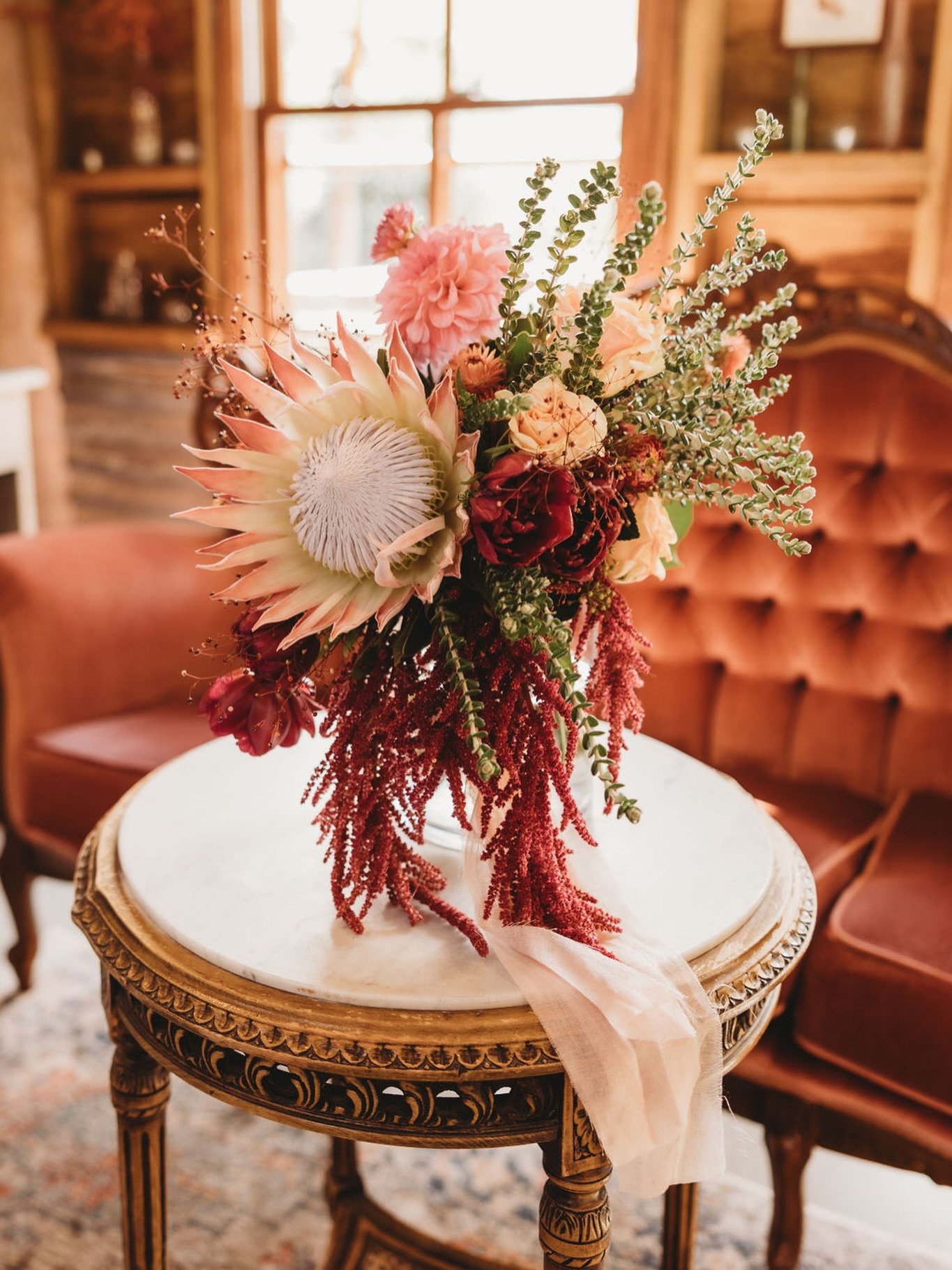 A little undone, a little wild. Just how Saturdays should feel 🍂 Bouquet by @danikabellflorist 

📷 @wildriverweddings