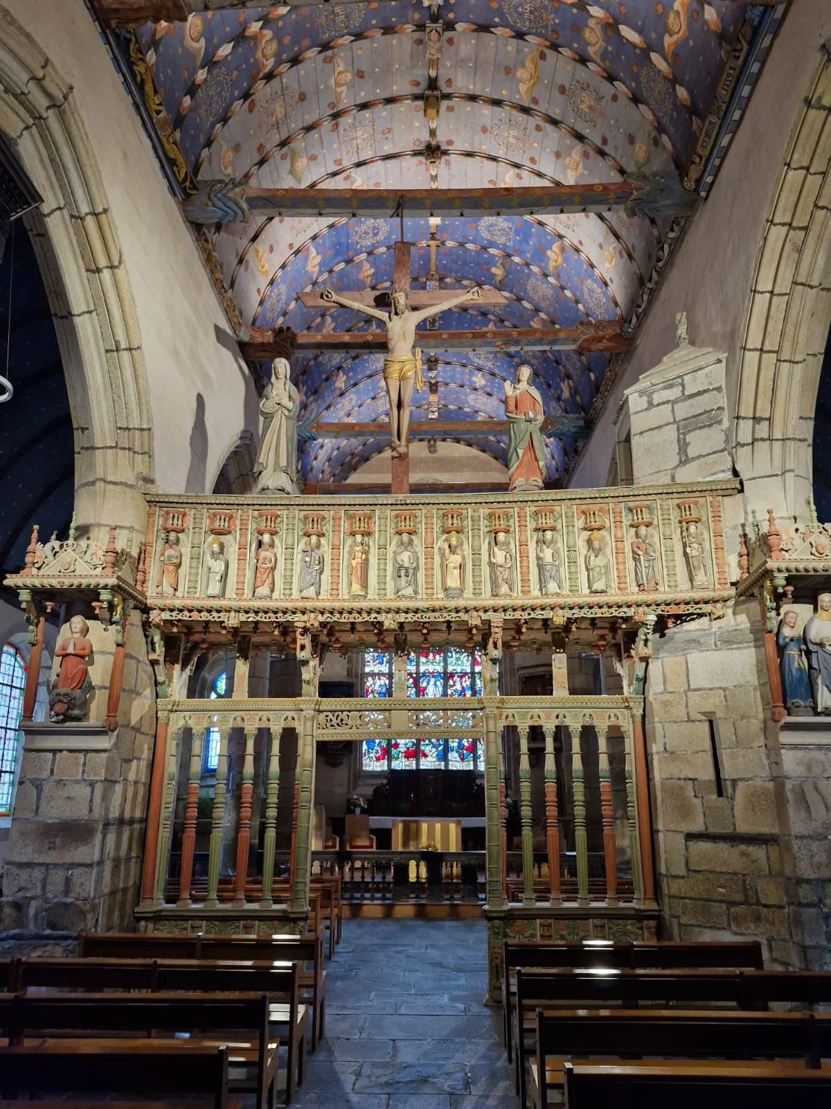 Visiting the Enclos Paroissiaux of Brittany: La Roche-Maurice & the church of Saint-Yves
