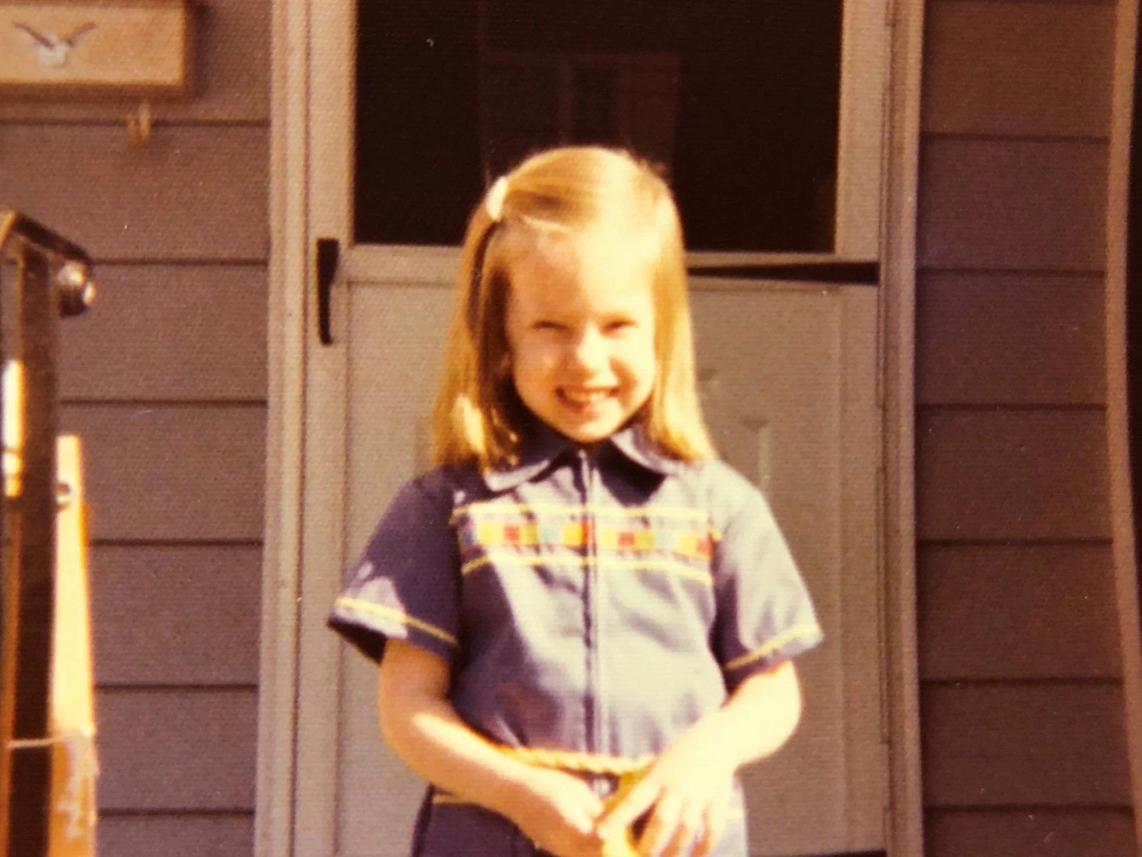 Carolyn as a child in Pennsylvania — where her love for nature and flowers first began, nurtured by her parents’ gardening and beekeeping.