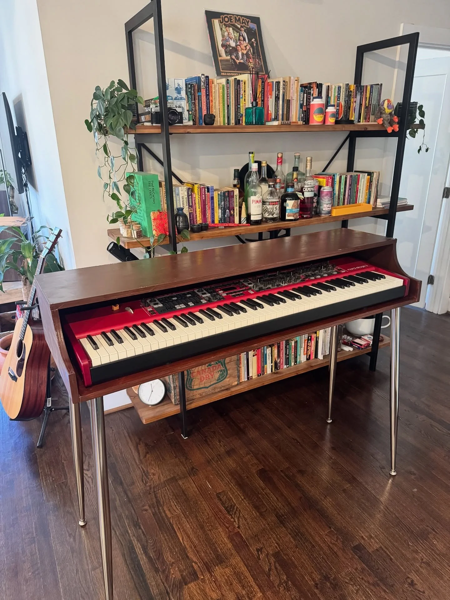 I built sumn (with my own bare hands)! I spent the last 2 weeks making this birch keyboard shell, inspired by my favorite classic keyboards, namely 50&rsquo;s Hammond Organs siding, 70&rsquo;s Rhodes bodies, and 70&rsquo;s Wurlitzer legs, except modd