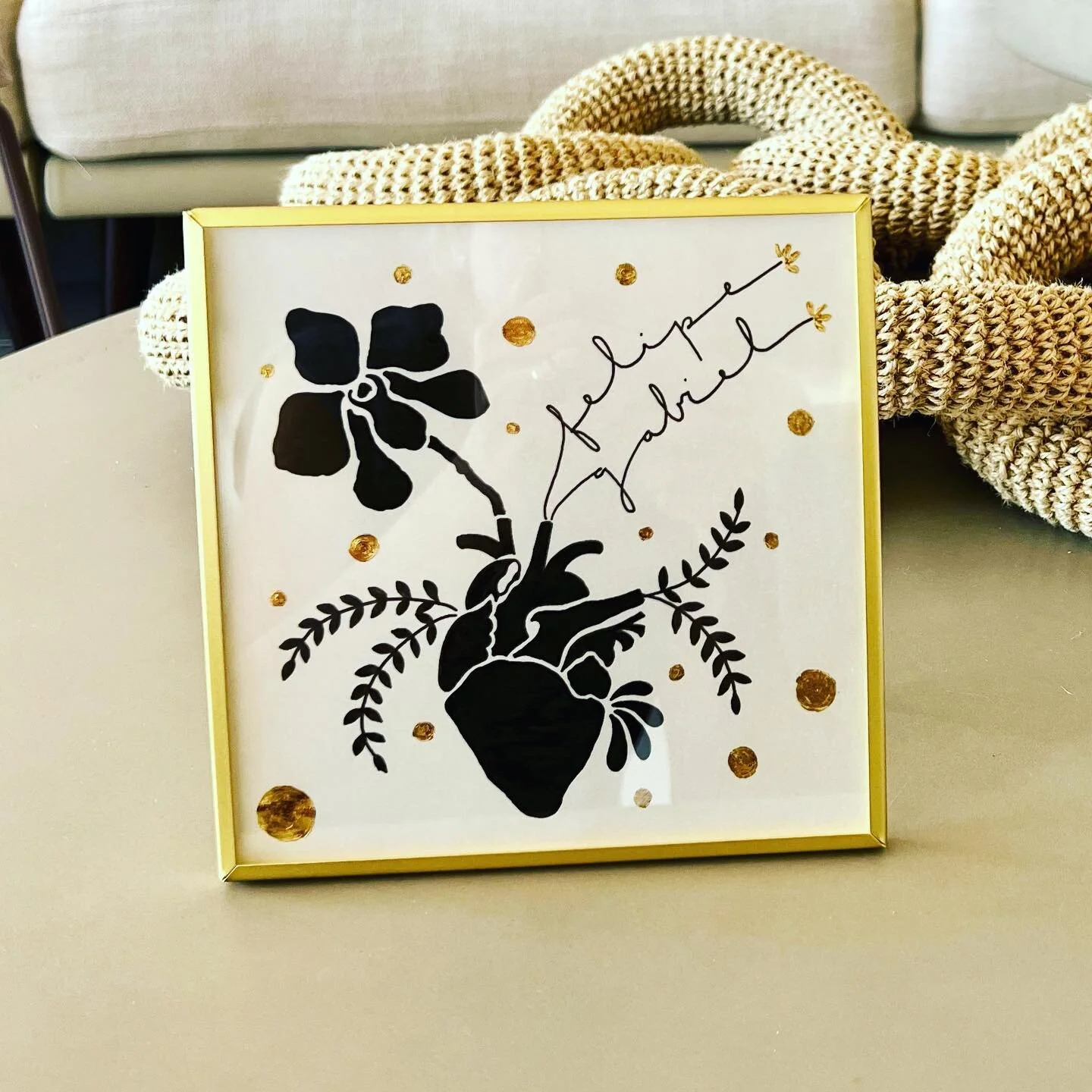 quadrinho:
{quem mora no seu 🖤?}

uma forma linda de celebrar pessoas especiais!

para voc&ecirc; mesma ou para presentear. 

encomende o seu! me mande um direct. 

&mdash;&mdash;&mdash;&mdash;&mdash;&mdash;&mdash;&mdash;&mdash;&mdash;&mdash;&mdash;