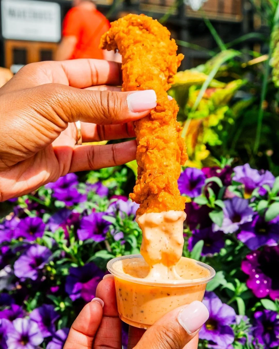No matter what sauce you&rsquo;re dipping in&mdash;or where you&rsquo;re at&mdash;this is how #FriedChickenFriday should look. 

Good vibes, crispy tenders, and a weekend full of flavor. Let&rsquo;s go. 

Charlotte, NC &ndash; @monarchmarketcharlotte