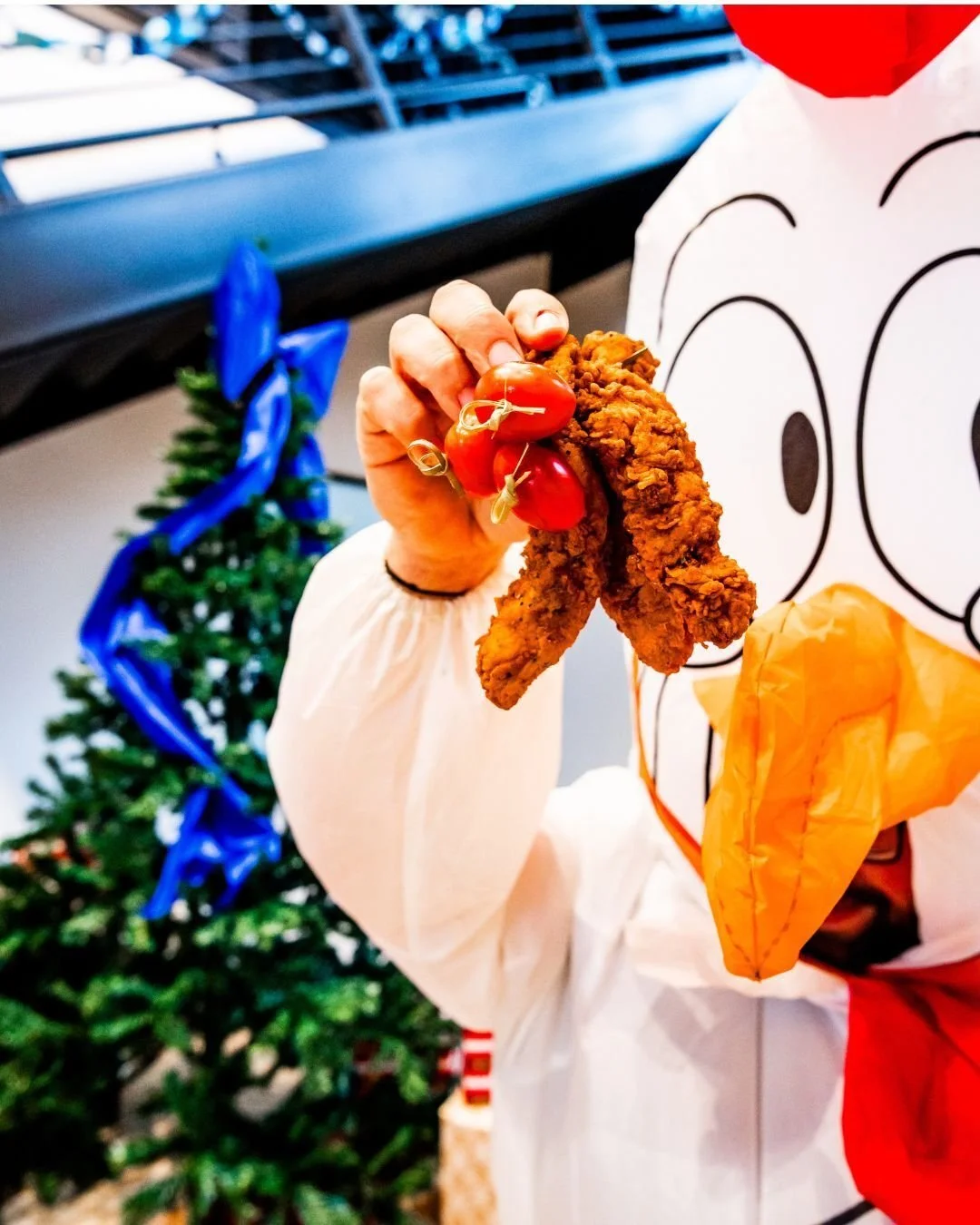 This chicken showed up ready for the holidays. Mistletoe and all&hellip; who&rsquo;s getting kissed? 😂

#Holiday #Tenders #Mistletoe