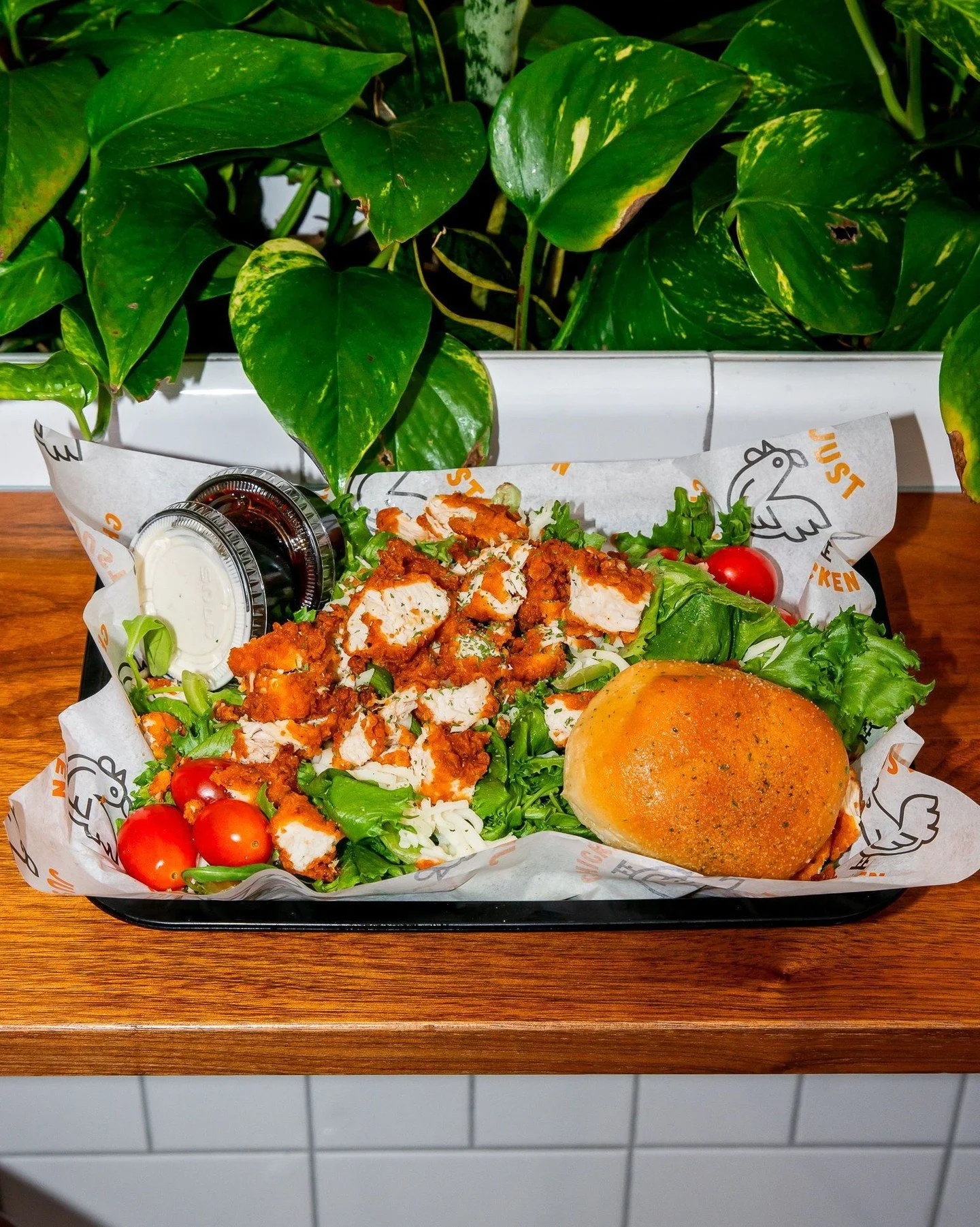 When you&rsquo;re feeling like something lighter&hellip; but still craving that crunch 🥗🍗

Fresh greens, juicy tomatoes, shredded cheese, and crispy tenders on top, because balance is important. Light, fresh, and still full of flavor.

Would you go