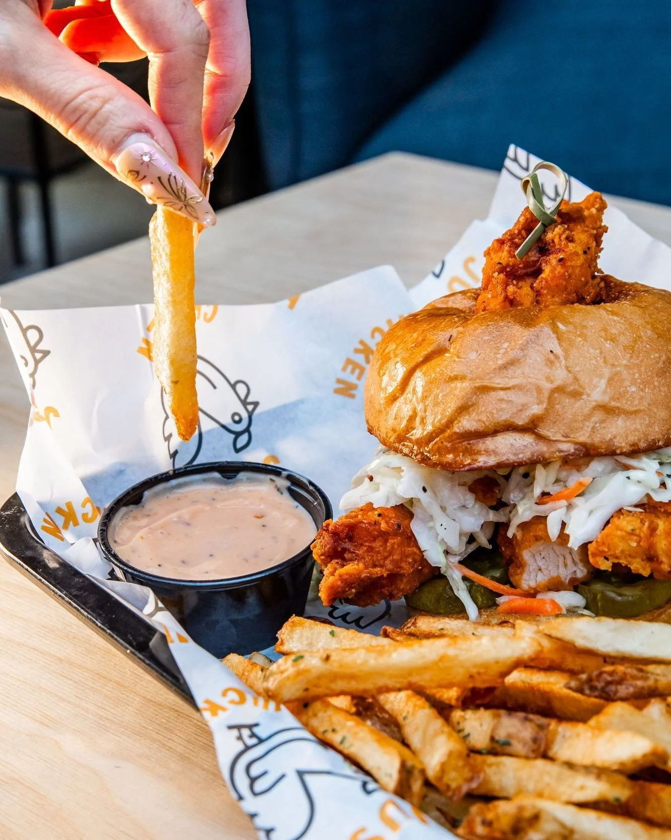 That fry dip has been living rent free in our heads all week 🍟

Fresh cut fries, house-made Just Sauce and the Just Chicken Sandwich stacked and ready to go. Friday could not have come at a better time.

Happy #FriedChickenFriday to all the #TenderL