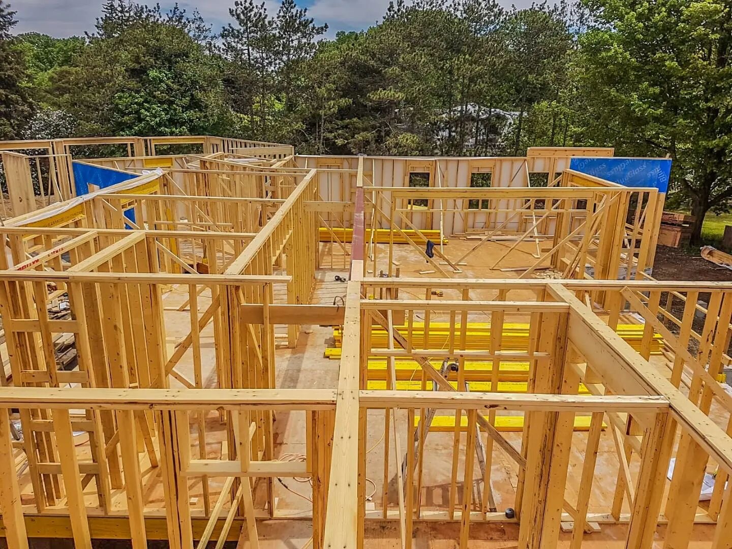 Ready for that warm weather to come &amp; stay! Time to deliver more builds like this project last summer! 🛠

#framing #construction #durhamregion #carpentry #customhomebuilder