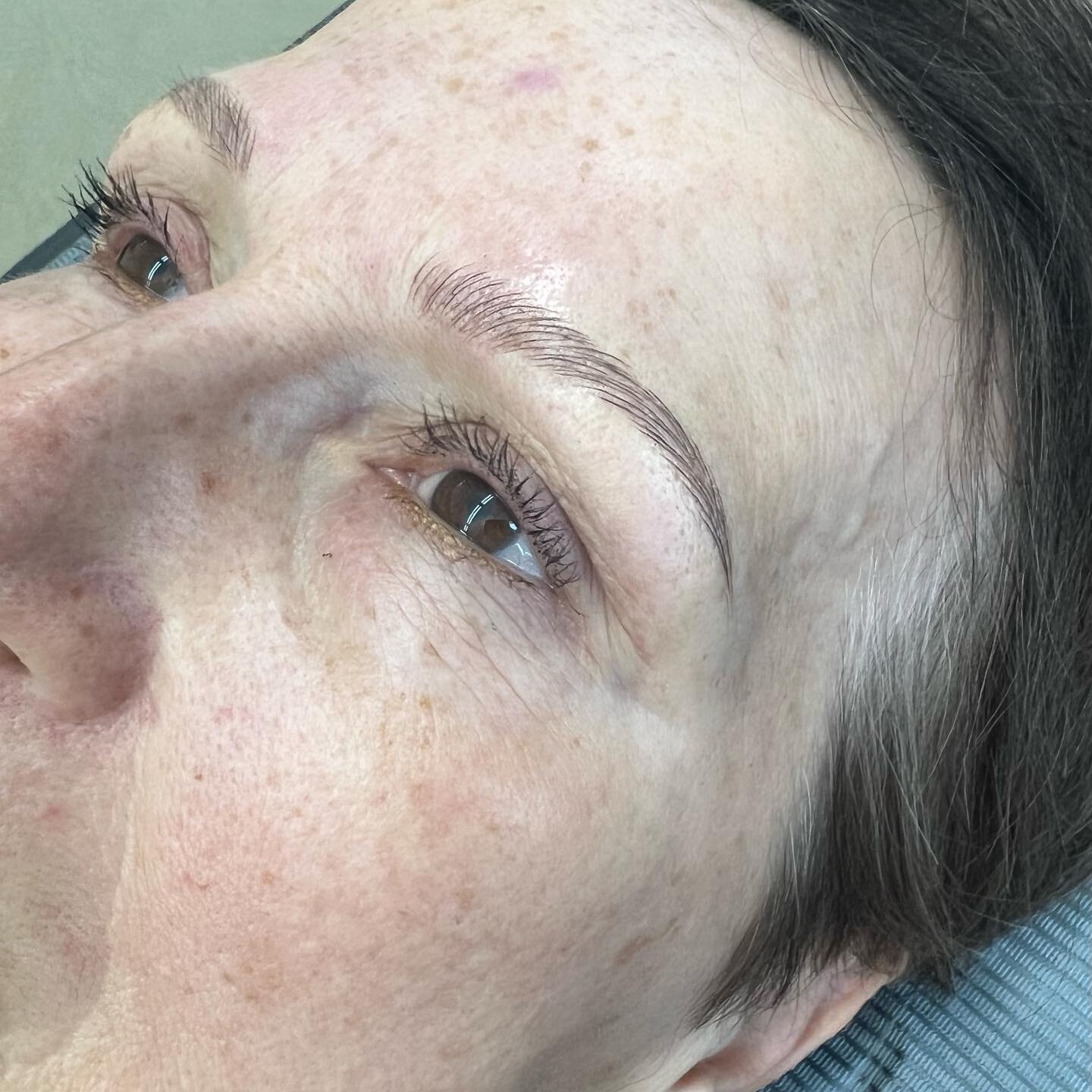 Swipe to see this life changing brow transformation &hearts;️
.
.
#browtransformation #microblading #pmu #pmuartist #microbladedbrows #browenvy #seattlemicroblading #olympiamicroblading #eyebrowmicroblading #browtattoo #waterproofbrows #habitbrows #b