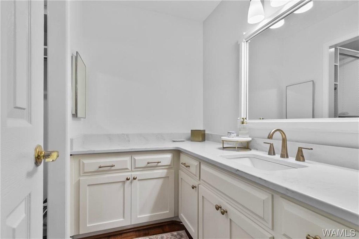 Full Bathroom for King Bedroom 2.jpeg