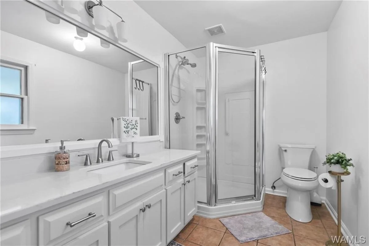 Full Bathroom for King Bedroom.jpeg