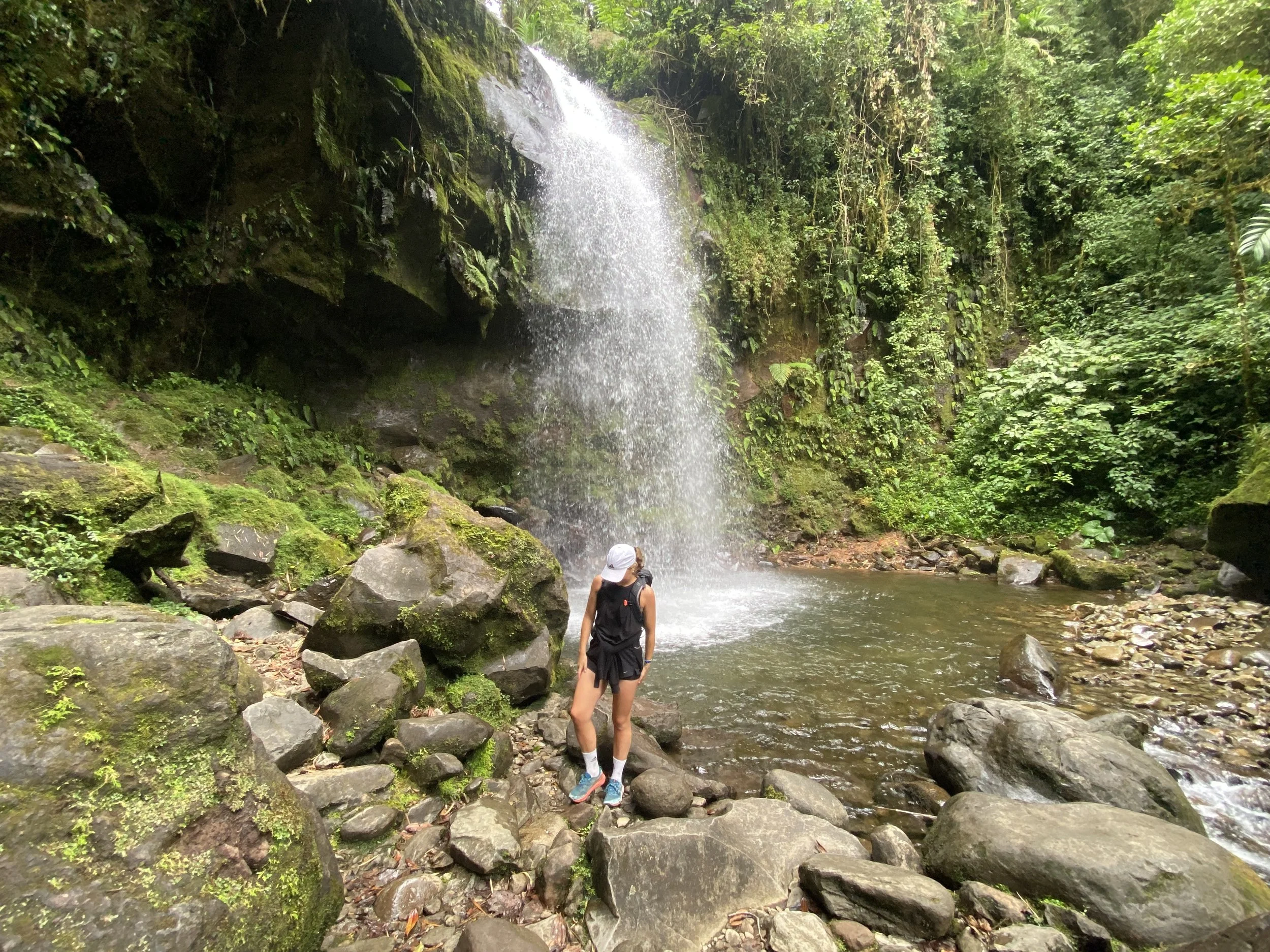 Kundin vor einem Wasserfall stehend