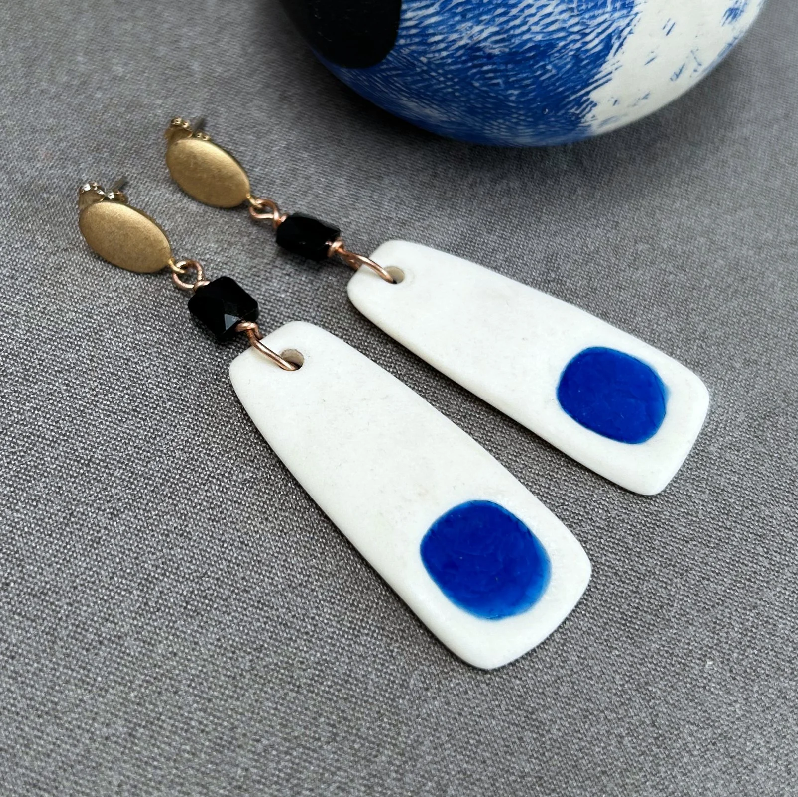 532_ed_wht_blu_glass_3.jpg