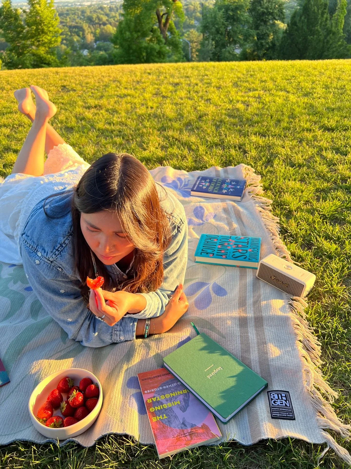 manifesting ✨this✨for this weekend. 
.
sunsets, cozy books, highlighters, and berries 🍓