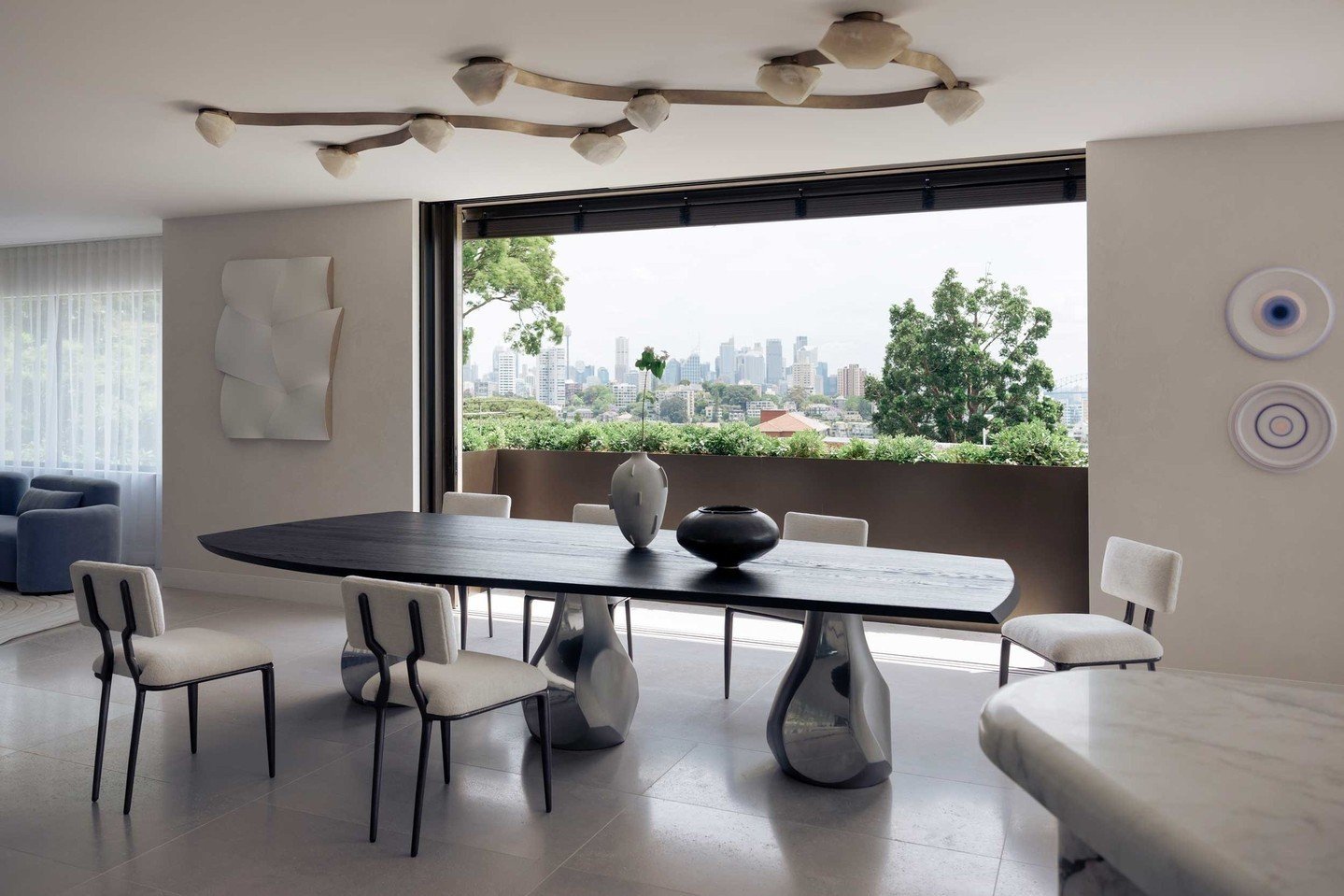 INSPIRATION⁠
A contemporary masterpiece, &lsquo;Villa D'estate&rsquo; in Bellevue Hill from the team at @ninamayainteriors features a PUKALA Dining table designed by Marlieke van Rossum and FBC London EDESIA dining chairs in a custom fabric, both fro