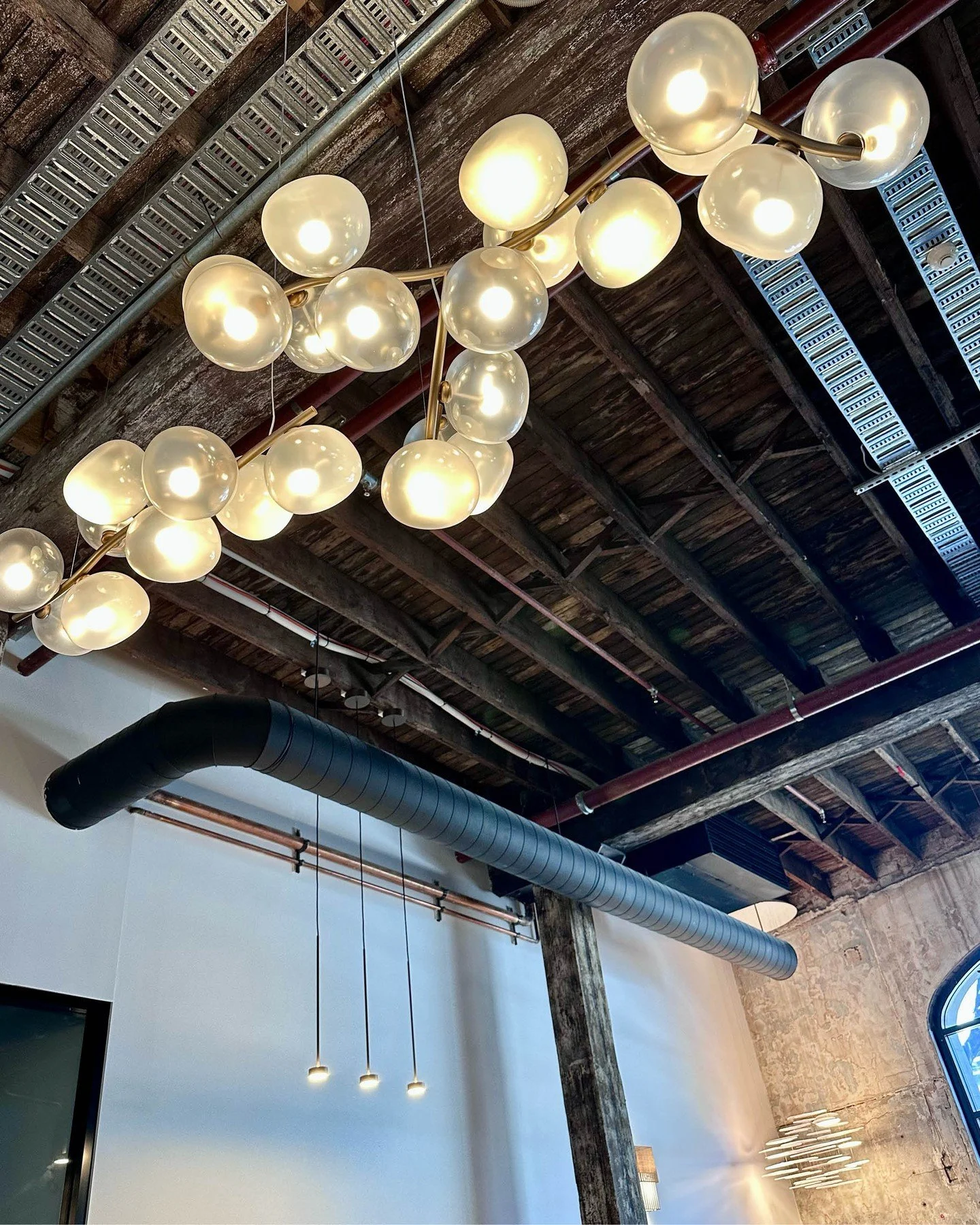 On display at Moebel Gallery, once the site of a Chocolate Factory in Sydney's Chippendale, are Giopato & Coombes' Murano glass Maehwa, Softspot and Bruma pendants and chandeliers. 🫧⚡️☁️
#interiordesign #interiordecoration #craftsmanship #des