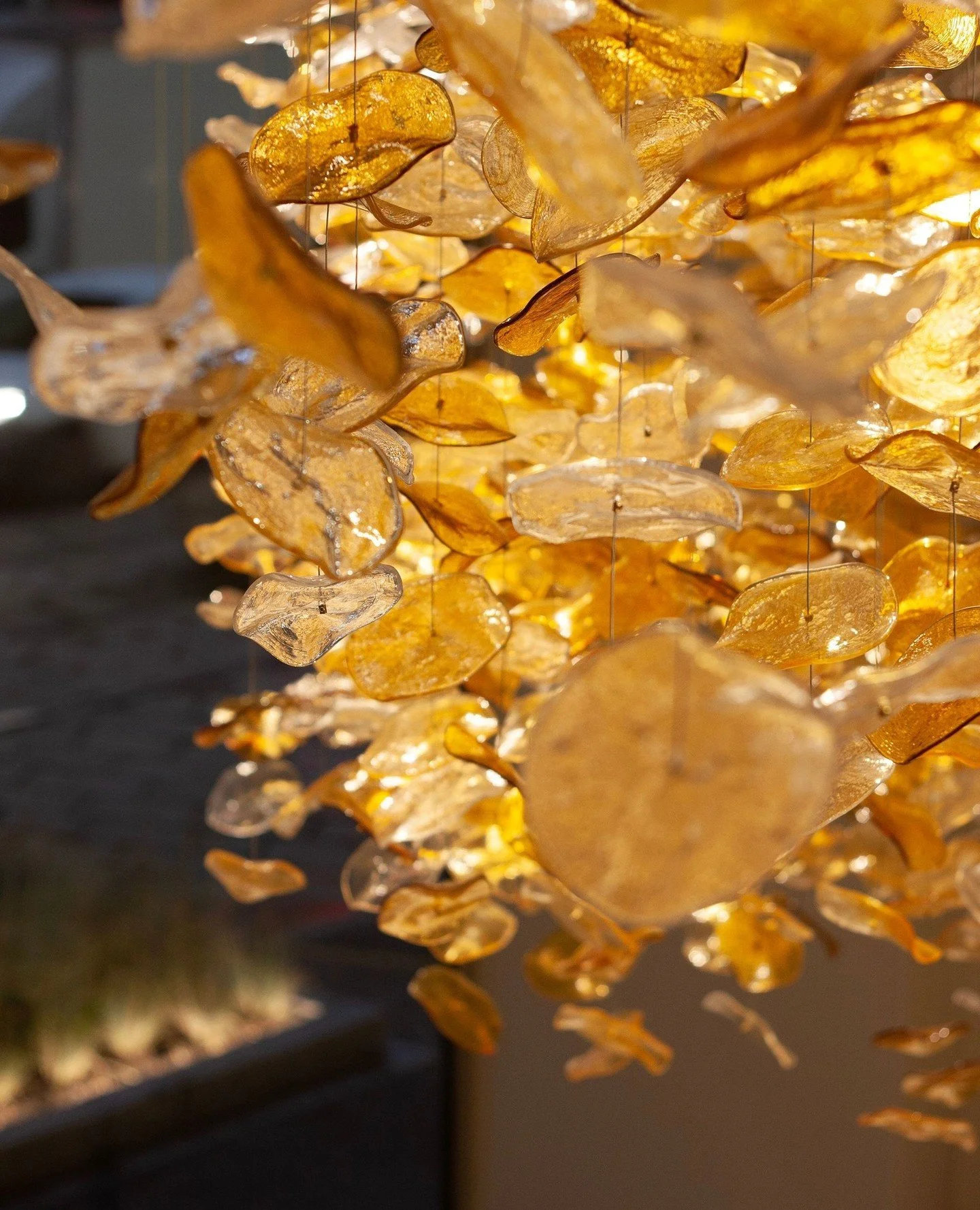 'Gold Rush', is a custom piece by 6.AM composed of over 1,500 unique cast glass elements in varying shades of amber and clear crystal. Installed within the atrium of the Unichips headquarters in central Milan. ⁠
⁠
 #Moebel #DesignSourcing #lightingde
