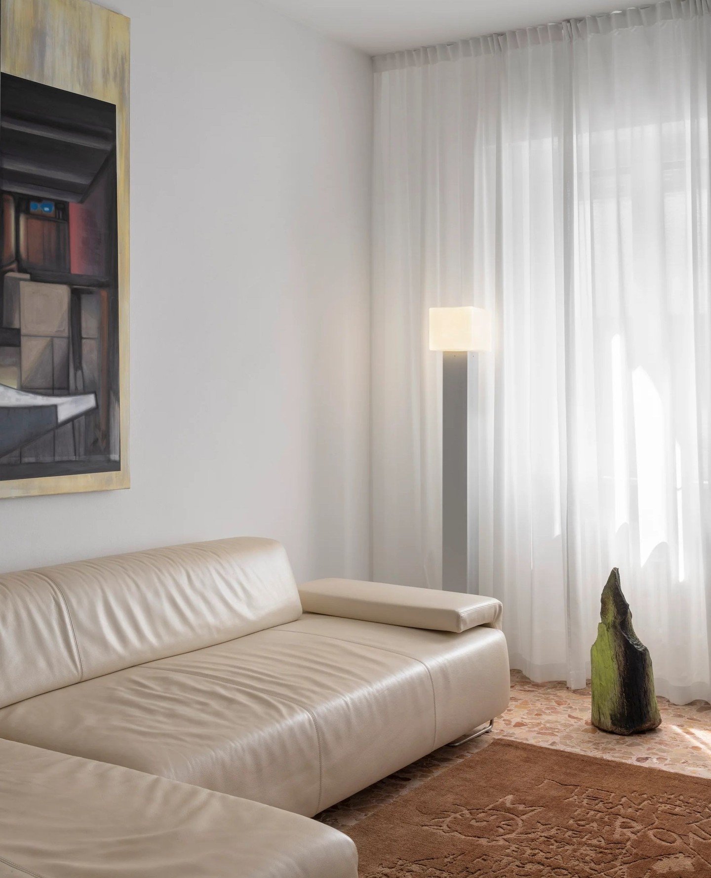 We love the bold new quadrato totem by 6.AM, a floor lamp pairing a single blown-glass cube with a powder-coated iron frame. Available now at Moebel. ⁠
⁠
@6am_glass 🤍🩶⁠
⁠Photographed by @melaniadallegrave ⁠
⁠
Contact our team to learn more about th