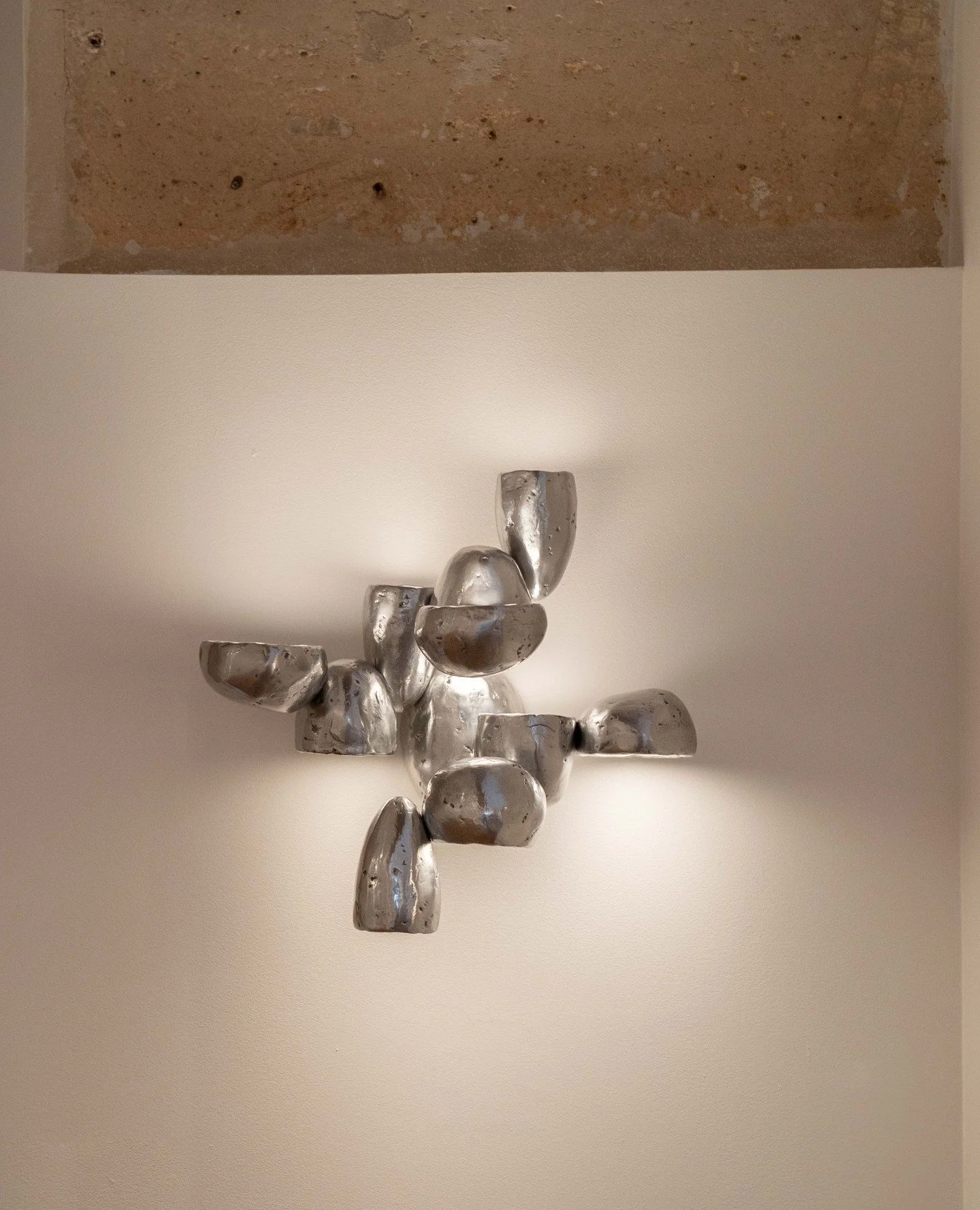 The bold and elegant Scarabei Wall 10 by Giopato &amp; Coombes, in polished aluminium, brings a serene glow to any space.⁠
⁠
Available now at Moebel.⁠
⁠
#Scarabei #GiopatoCoombes #Moebel #designsourcing #walllights⁠
@giopatocoombes