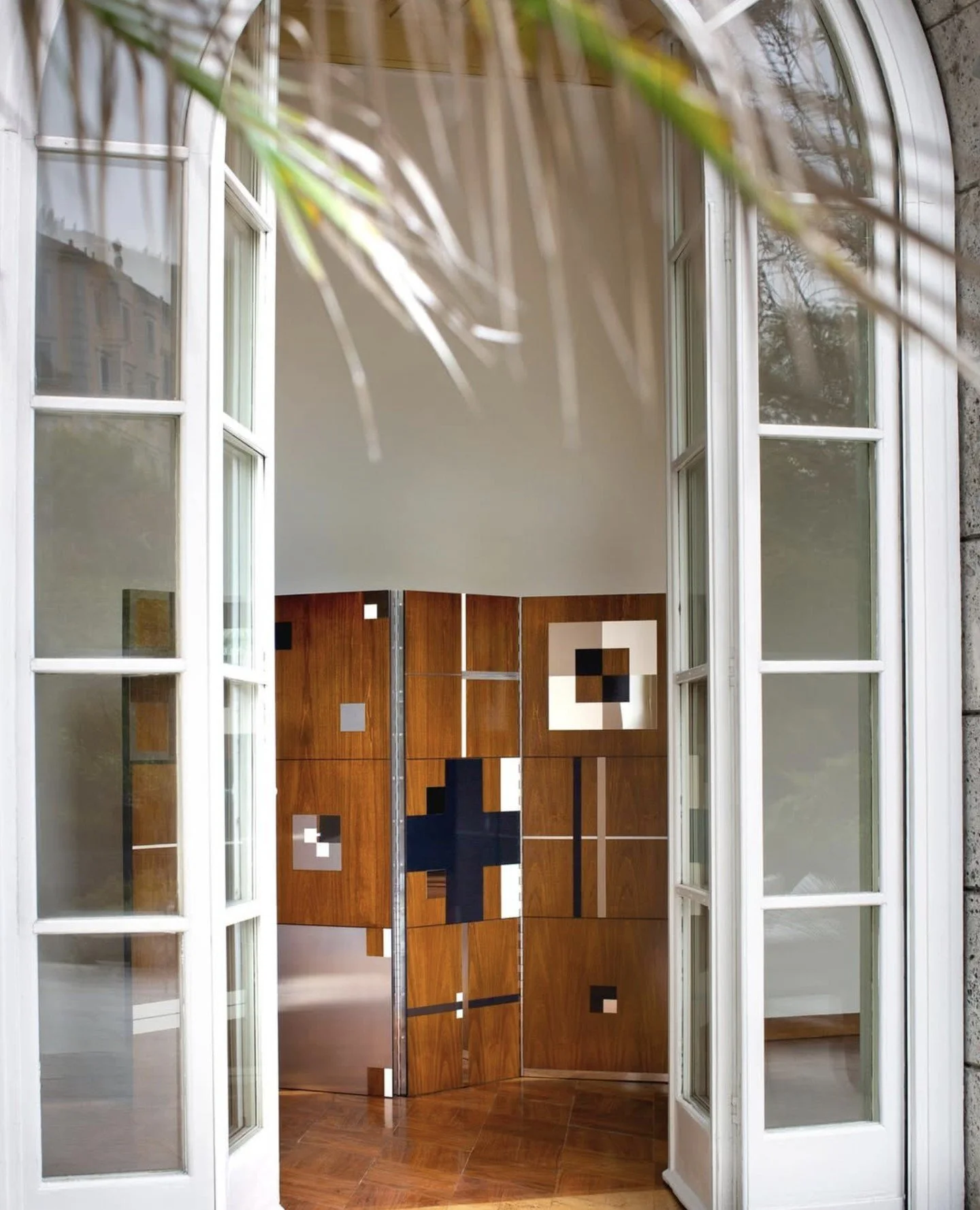 17 PARAVENTO by Interni Venosta⁠
A wood and steel screen with a presence that divides, defines, and transforms the space around it.⁠
⁠
#InterniVenosta⁠ #moebel #interiordesign⁠
@internivenosta Photography by @silviarivoltella