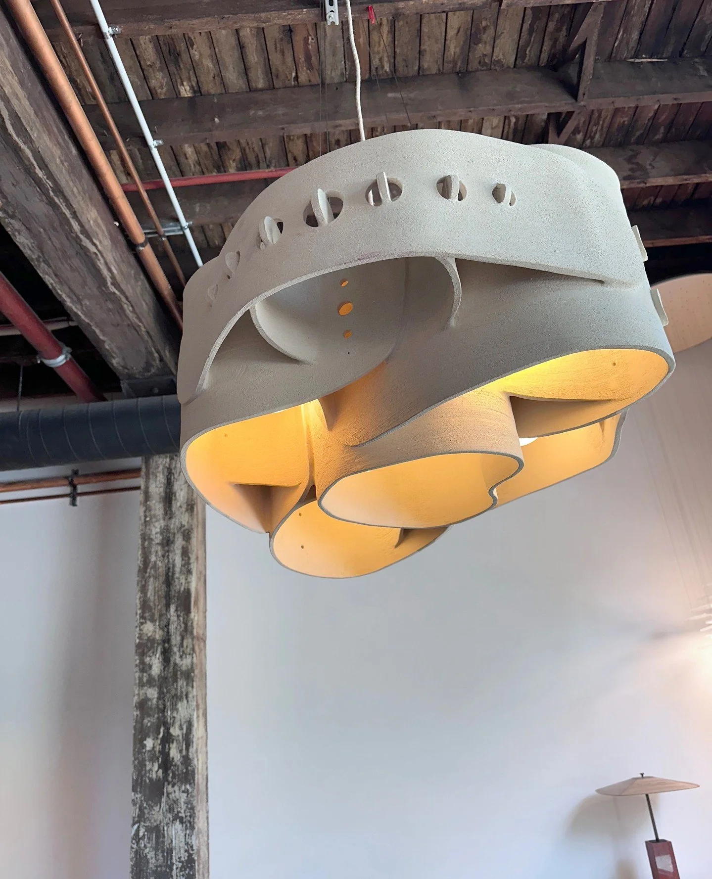 The Curve Chandelier by French artist and designer Olivia Cognet, is on display now at Moebel Gallery.⁠
⁠
Contact our team to schedule a visit and see more of the collections online via our link.⁠
⁠
#Moebel #DesignSourcing #interiordesign #ceramics #