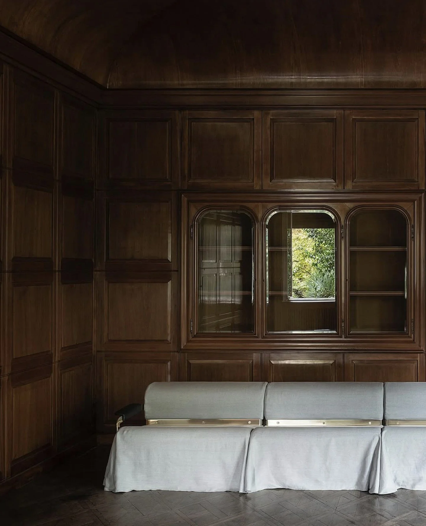 Milanese minimalism with Interni Venosta's 08 Divano, a study in quiet sophistication. Photographed by @silviarivoltella⁠
⁠
Visit our link for further details. #InterniVenosta⁠ #moebel #interiordesign⁠