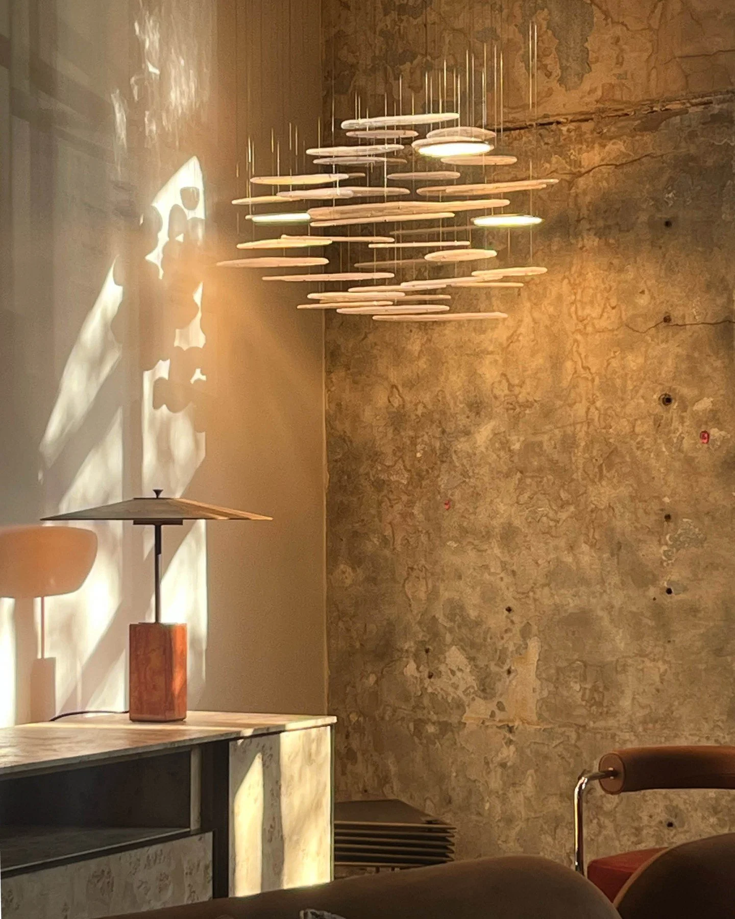 Golden hour at Moebel Gallery. 🌅⁠
Giopato&amp;Coombes&rsquo; Bruma chandelier catches the last light of day, casting light through the Murano glass and creating gently dancing shadows across the wall behind.