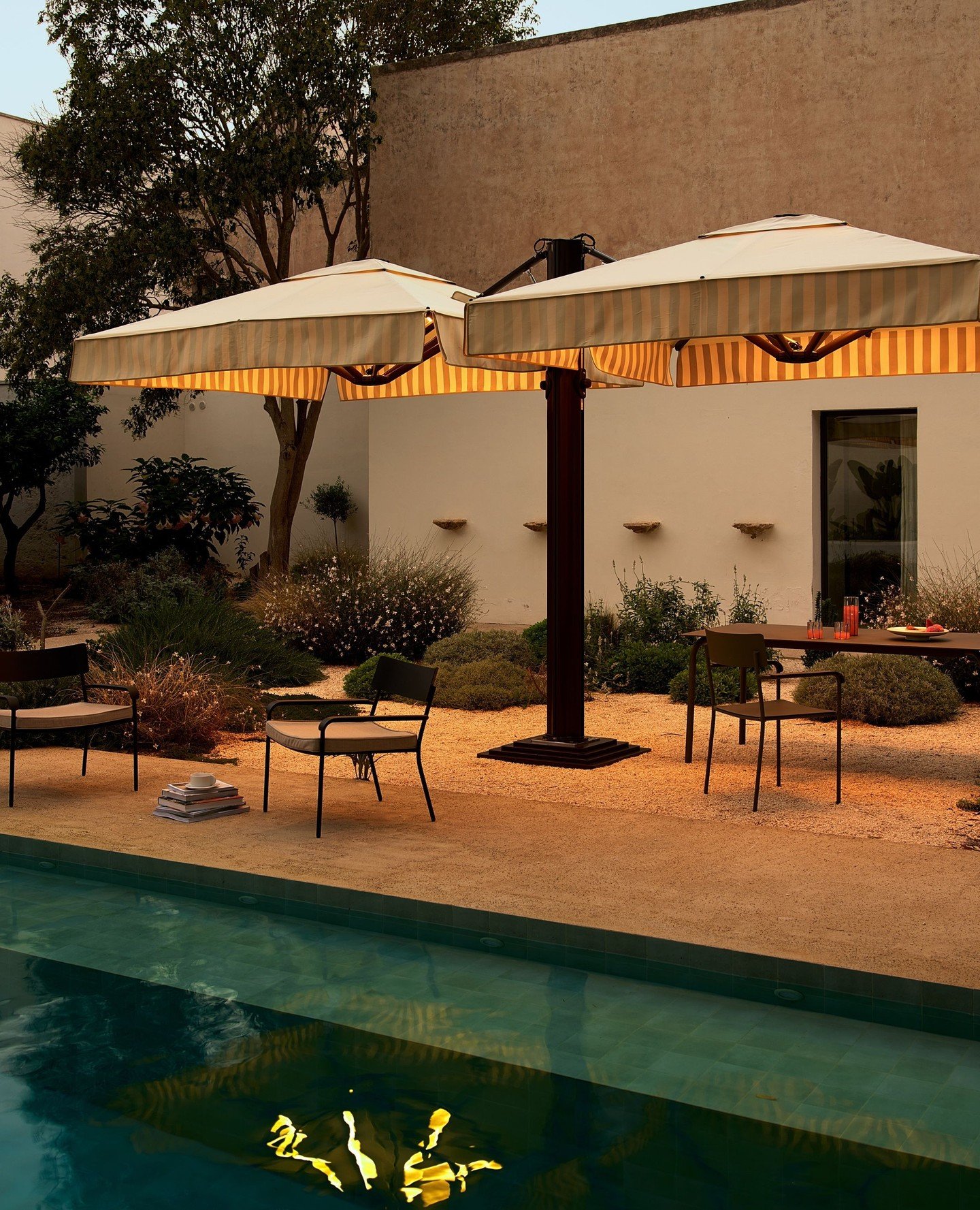 The 'Atlante' by Crema Outdoor is a multi-cantilever parasol with an easy-opening mechanism powered by a gas system. These Italian-made umbrellas are available at Moebel in a huge variety of colour combinations and custom canvases.⁠ ⛱️☀️⁠
⁠
Contact o