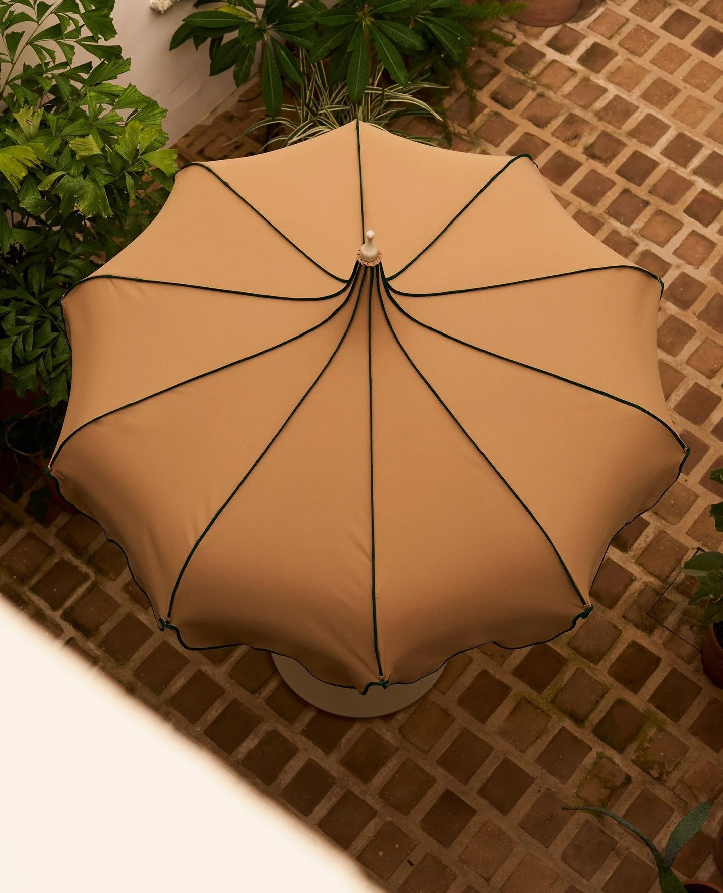 The &lsquo;Pagoda&rsquo; oriental design beach parasol by Crema Outdoor. ⛱️☀️⁠
⁠
Contact our team to see the 2026 catalogue. ⁠ ⁠
⁠
Photographed by @omar_sartor⁠
#Moebel #DesignSourcing #Australia⁠ #interiordesign #collectibledesign #design #ourdoorde