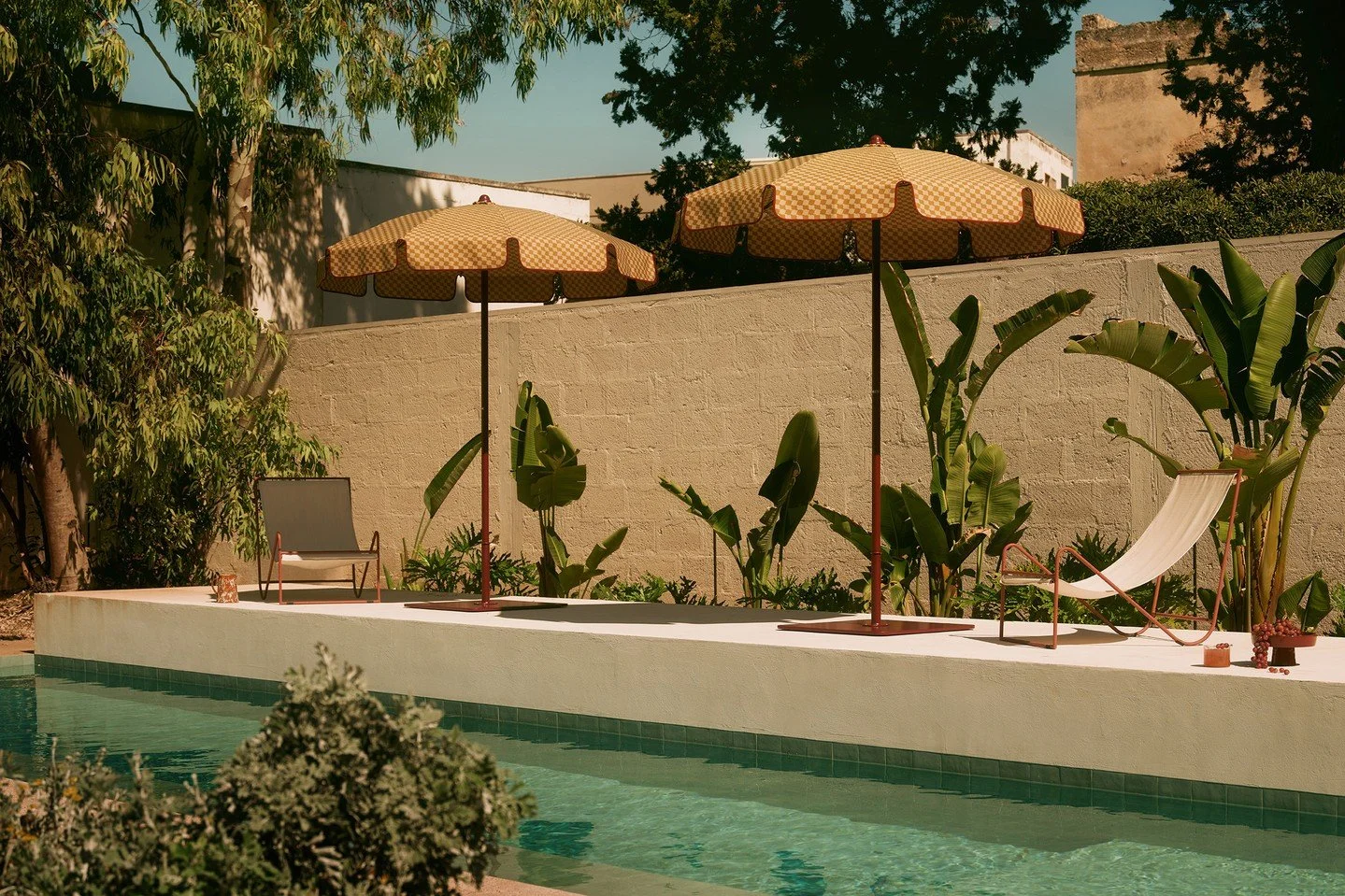 Poolside with Crema Outdoor.⁠
Crema Outdoor is a family-run company located in the beautiful medieval town of Montagnana, around 90 kilometres from Venice. Their story began in 1890 with a small workshop producing umbrellas, which today has grown int