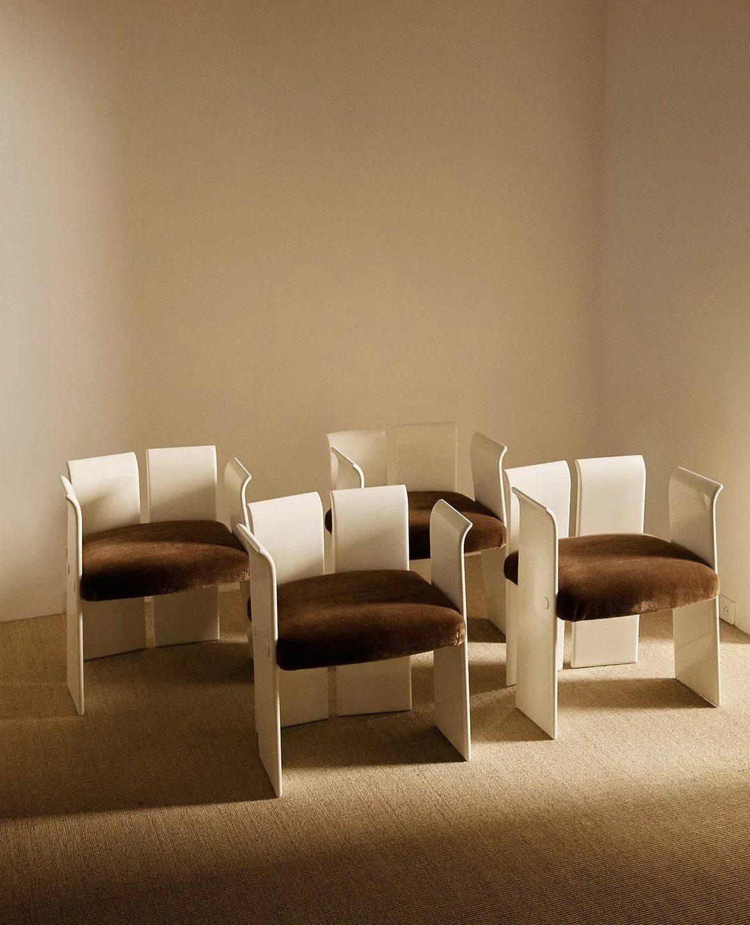 The latest vintage drop. 🍷⁠
Set of 6 vintage chairs from Aur&eacute;lien Serre. Italy, 1970. With seats in a Teddy Mohair fabric from Pierre Frey.⁠
⁠
Discover the latest vintage catalogue, online now via our link. ⁠
Contact our team for further deta