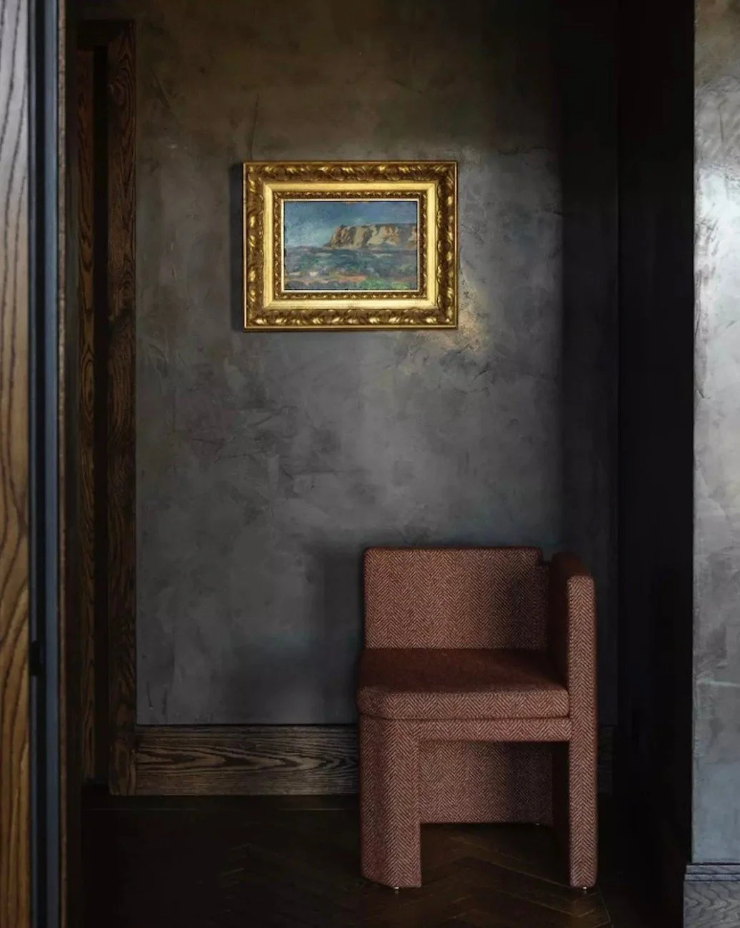 Atelier Alwill⁠'s hallway moment in their 'A Gentleman's Affair' project. ⁠❤️ ⁠
⁠
Here resides a @martasalaeditions 'Duda' armchair, designed by Lazzarini &amp; Pickering from @moebelau⁠
⁠
Visit our link to see more of the beautiful home by @ateliera