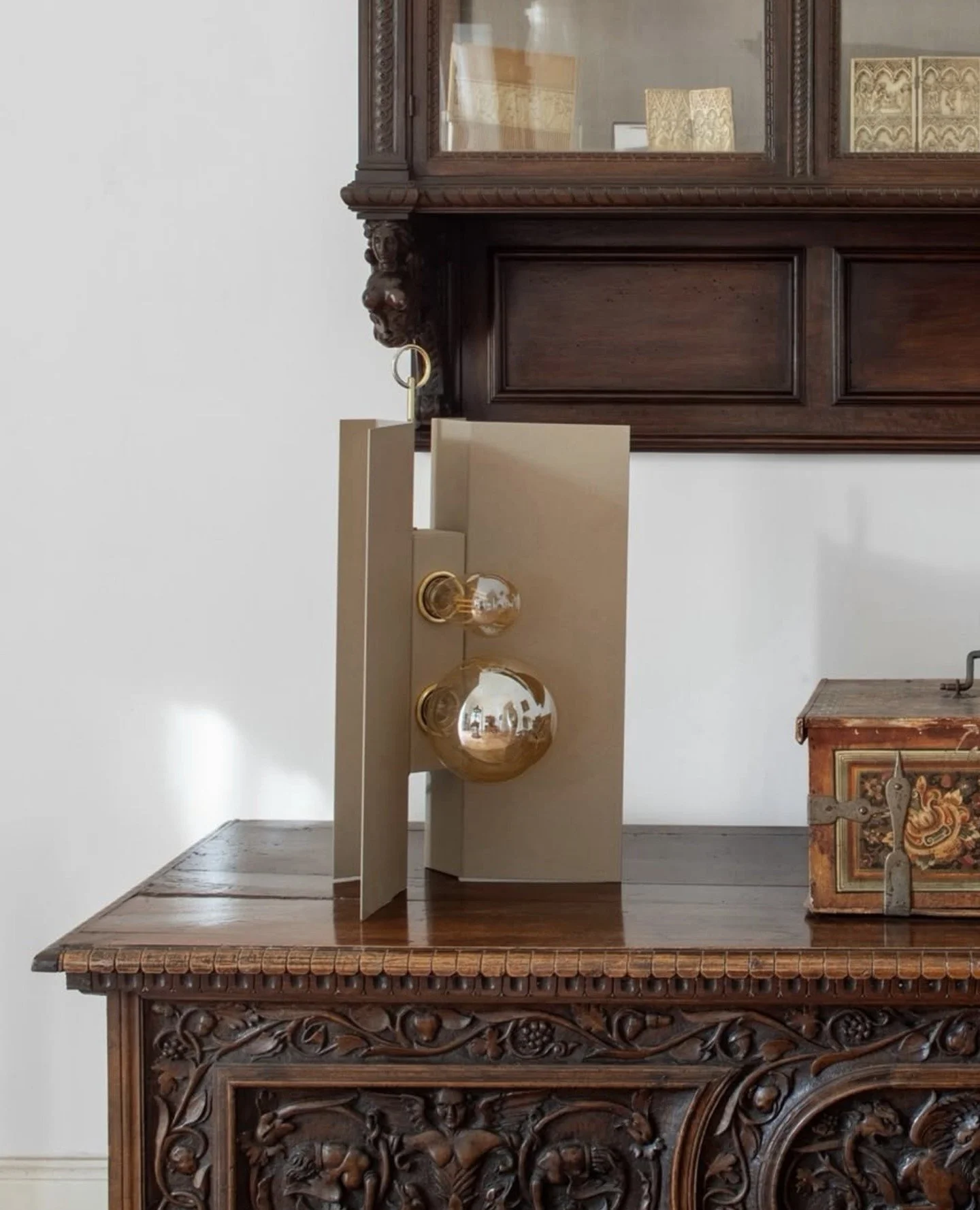 Palette on point, the 'Claudia' lamp designed by @lazzarinipickering for @martasalaeditions⁠
⁠
The Claudia lamp explores modularity and ambiguity of function&mdash;like a butterfly, it can rest on a table, stand on the floor, or be fixed to the wall.