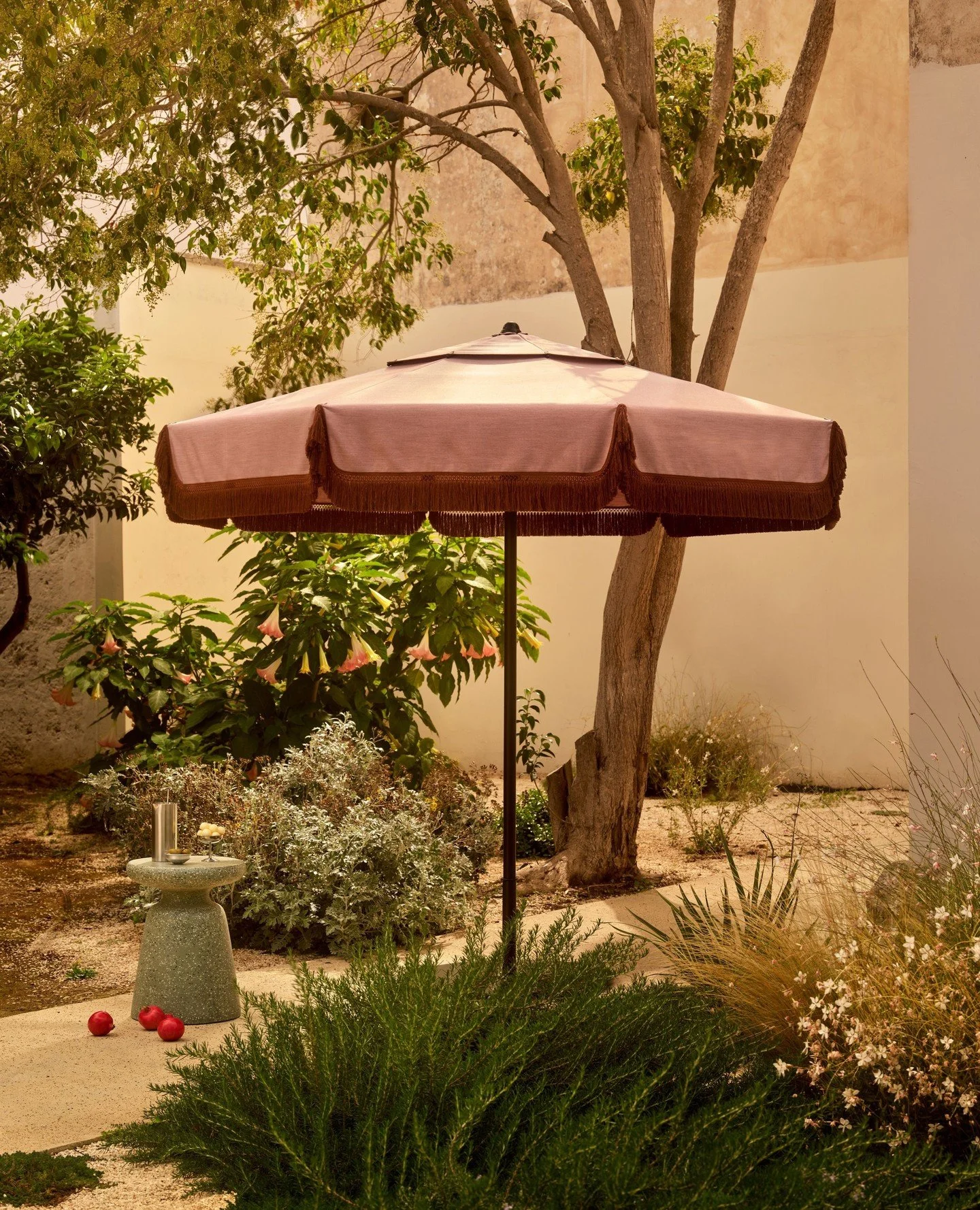 The new &lsquo;Eos&rsquo; deluxe parasol with fringe by Crema Outdoor. ⛱️☀️⁠
⁠
Contact our team to see the 2026 catalogue. ⁠ ⁠
⁠
Photographed by @omar_sartor⁠
#Moebel #DesignSourcing #Australia⁠ #interiordesign #collectibledesign #design #ourdoordesi