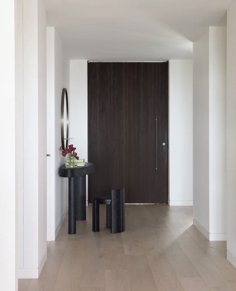 Understated elegance in the entrance to Atelier Alwill's 'Bladerunner' residence, freaturing the 'Nenet' chair designed by Motta Architecture for SEM and the Van Rossum 'Kei' oak console both from Moebel. ⁠🖤⁠
⁠
Interior Design: @AtelierAlwill Archit