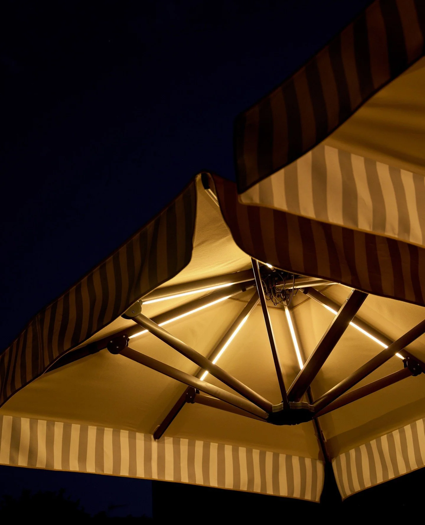 Night lights. ⁠
The 'Atlante' by Crema Outdoor is a multi-cantilever parasol with an easy-opening mechanism powered by a gas system with integrated lighting, perfect for outdoor evenings by the pool. ⁠🎉⁠
⁠
These Italian-made umbrellas are available 