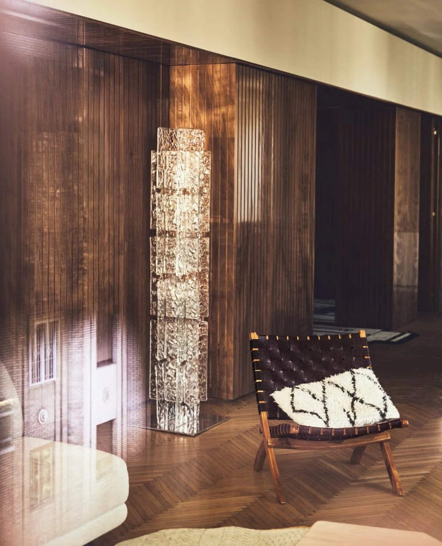 A glimpse inside a stunning home in Milan designed by Hannes Peer, featured in Elle Decor, via our link. ⁠
⁠
In a section of the living room resides the Peer-designed Lina Totem made from textured cast-glass and mirrored stainless steel by 6.AM and a