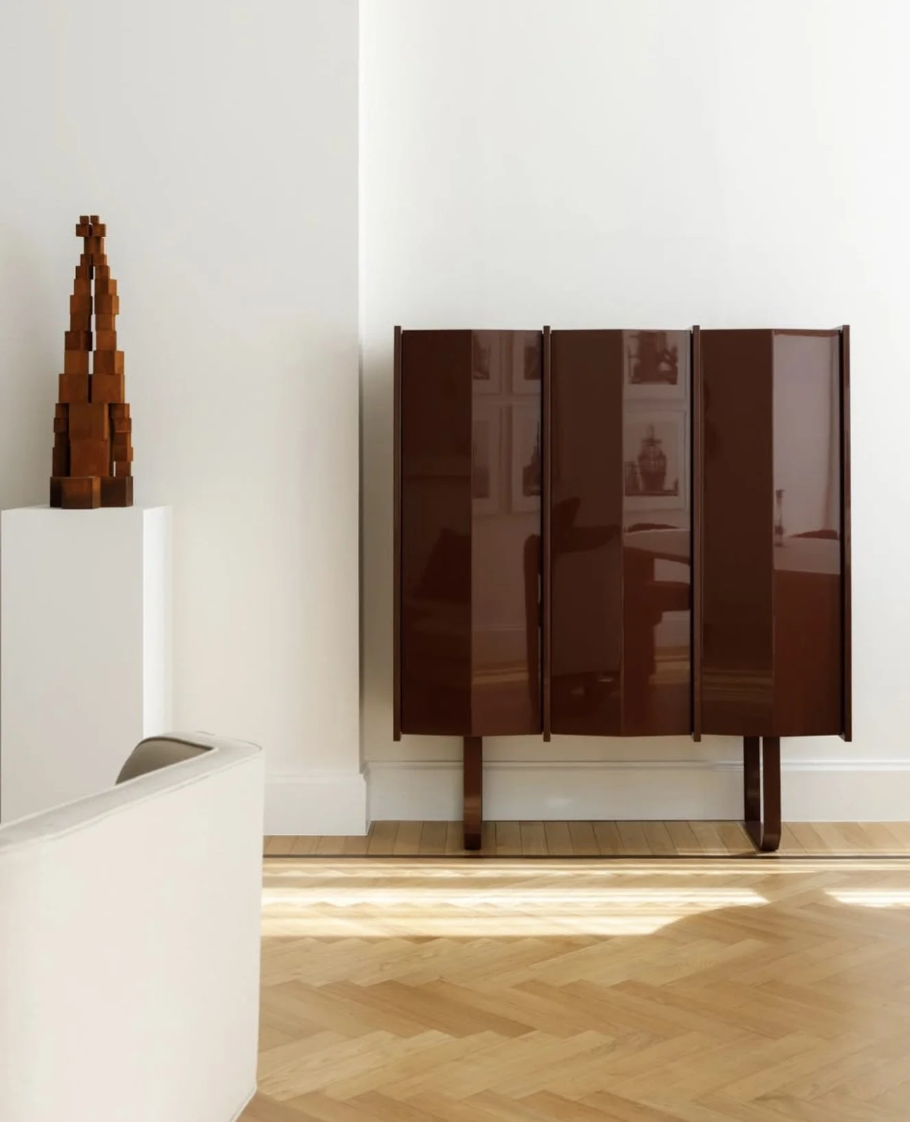 Inspiration via Spotti Milano.⁠
⁠This dining room features the Diedro by Pietro Russo for Gallotti&amp;Radice 2022.⁠ A unit is available in freestanding or suspended wall versions.⁠
⁠
Spotti project manager: @geppuccioo⁠
ph. @emil_kuliev_⁠
#Spotti #S